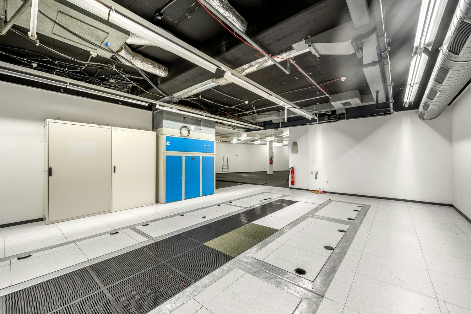 553m² storage room
