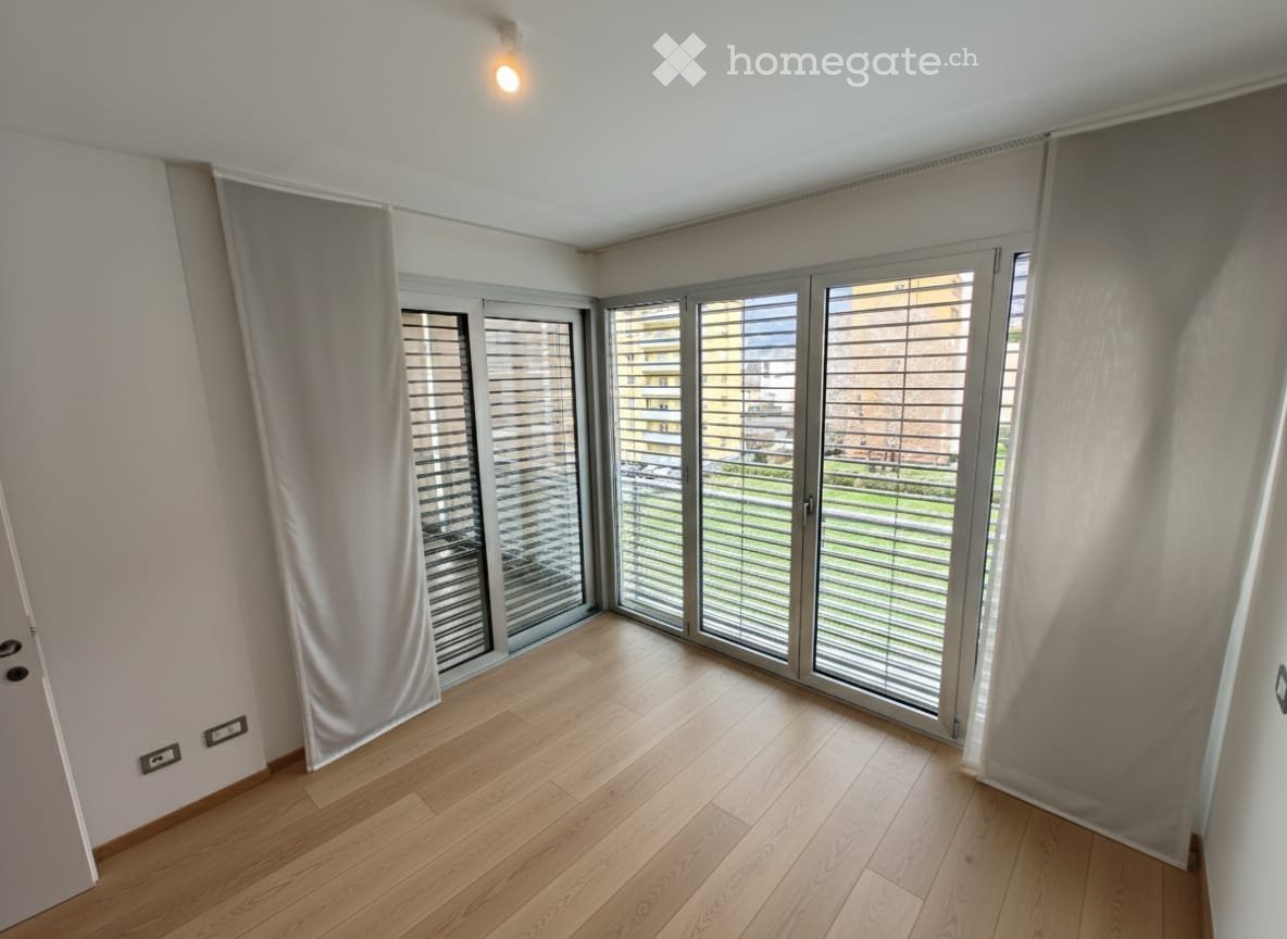 3.5-Zimmer-Wohnung","description":"Zu vermietende 3.5-Zimmer-Wohnung im 3. Stock eines Mehrfamilienhauses in Bellinzona. Baujahr 2015. 

Zusammensetzung:
\- Wohnzimmer mit Küche
\- 2 Schlafzimmer
\- 2 Bäder (1 mit Dusche, 1 mit Badewanne)
\- grosser Balkon
\- Kellerabteil
\- Aussenparkplatz mit Über
