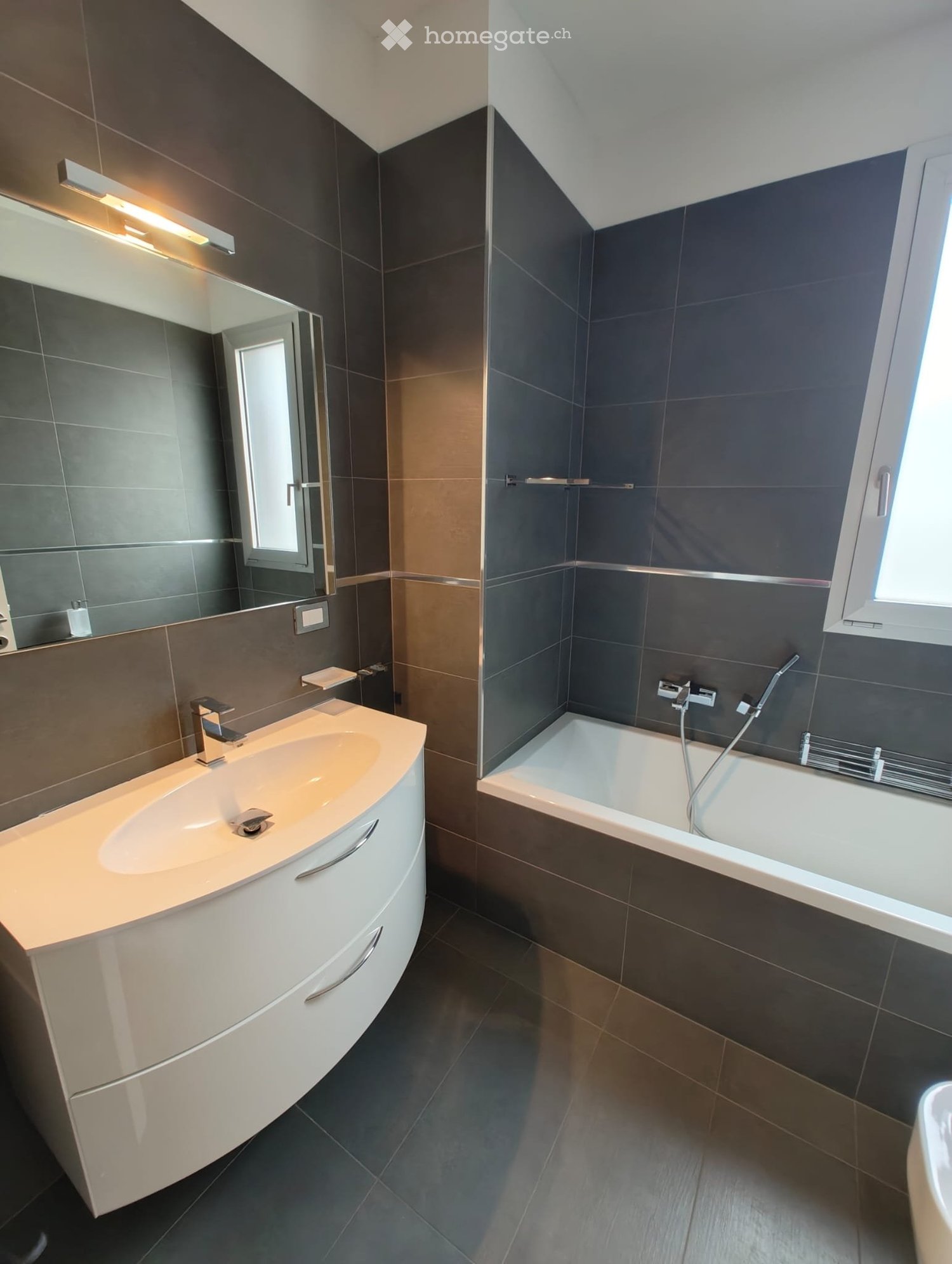 3.5-Zimmer-Wohnung","description":"Zu vermietende 3.5-Zimmer-Wohnung im 3. Stock eines Mehrfamilienhauses in Bellinzona. Baujahr 2015. 

Zusammensetzung:
\- Wohnzimmer mit Küche
\- 2 Schlafzimmer
\- 2 Bäder (1 mit Dusche, 1 mit Badewanne)
\- grosser Balkon
\- Kellerabteil
\- Aussenparkplatz mit Über