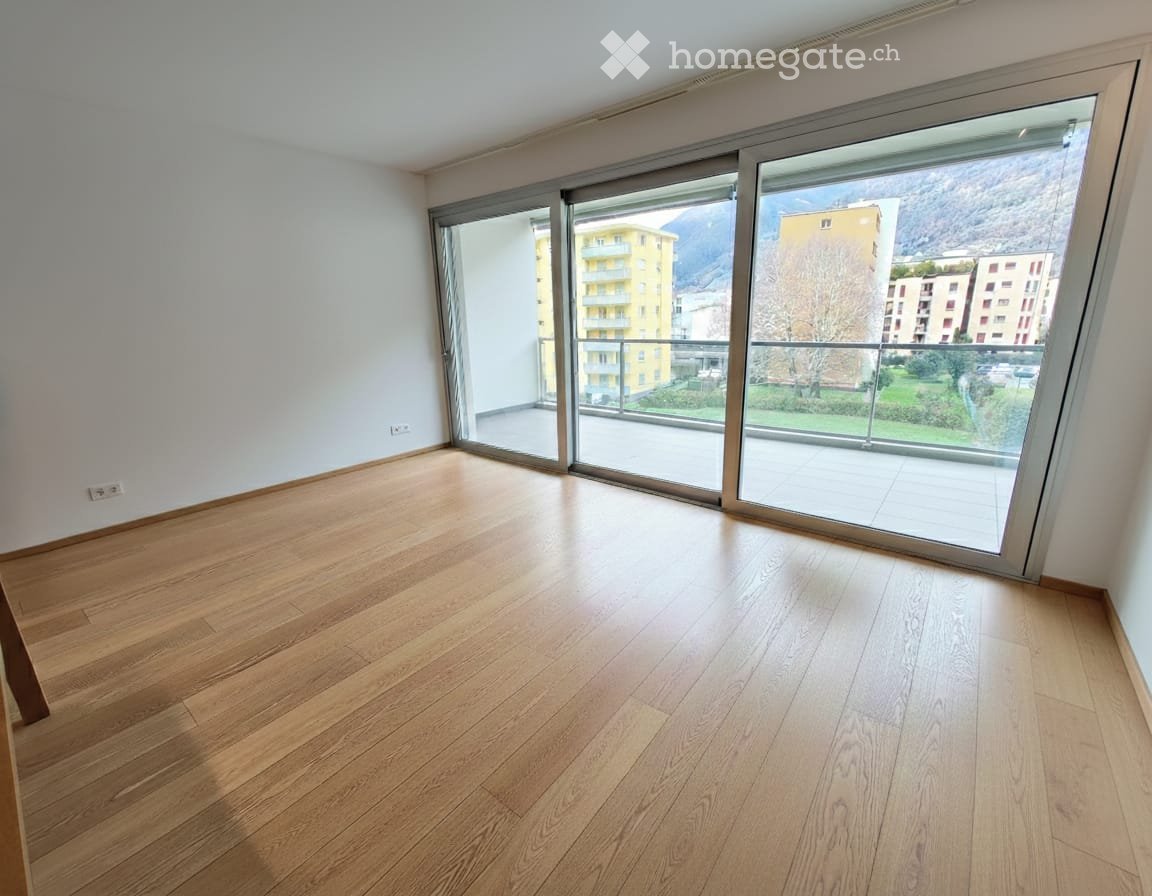 3.5-Zimmer-Wohnung","description":"Zu vermietende 3.5-Zimmer-Wohnung im 3. Stock eines Mehrfamilienhauses in Bellinzona. Baujahr 2015. 

Zusammensetzung:
\- Wohnzimmer mit Küche
\- 2 Schlafzimmer
\- 2 Bäder (1 mit Dusche, 1 mit Badewanne)
\- grosser Balkon
\- Kellerabteil
\- Aussenparkplatz mit Über