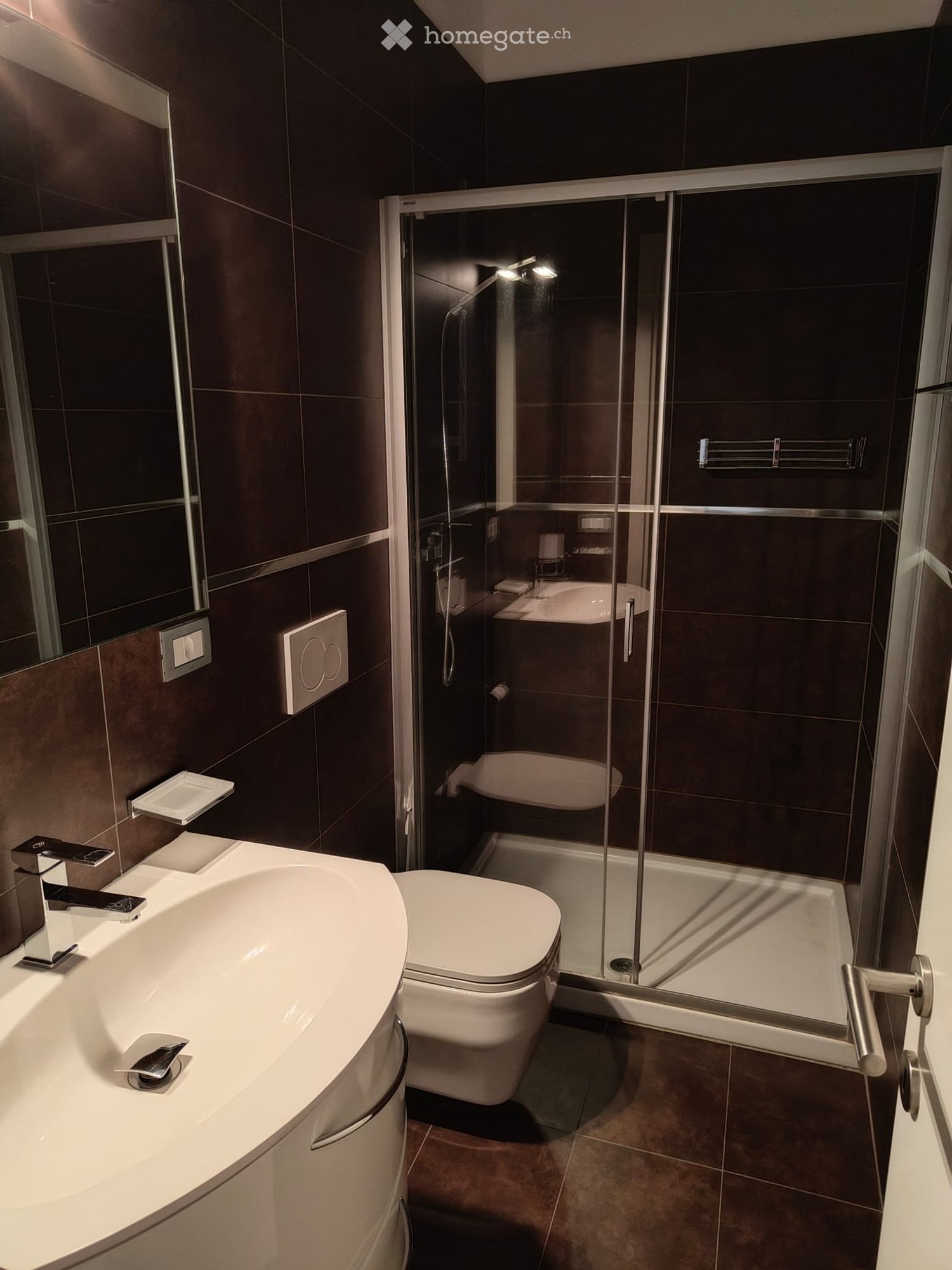 3.5-Zimmer-Wohnung","description":"Zu vermietende 3.5-Zimmer-Wohnung im 3. Stock eines Mehrfamilienhauses in Bellinzona. Baujahr 2015. 

Zusammensetzung:
\- Wohnzimmer mit Küche
\- 2 Schlafzimmer
\- 2 Bäder (1 mit Dusche, 1 mit Badewanne)
\- grosser Balkon
\- Kellerabteil
\- Aussenparkplatz mit Über