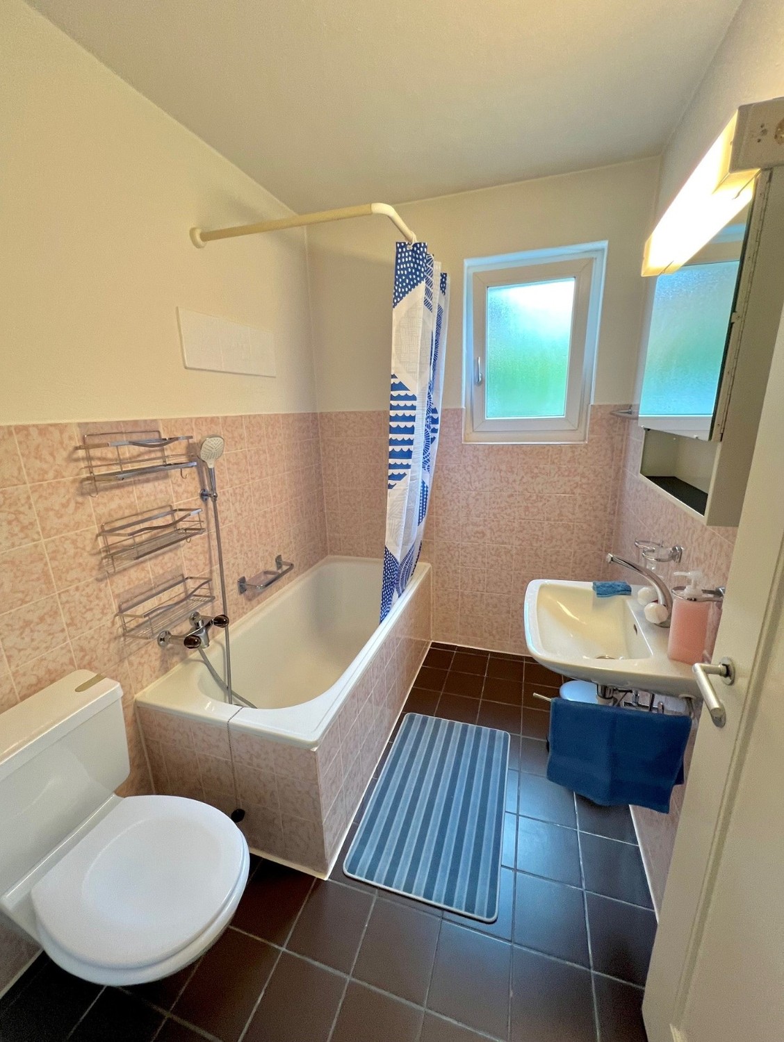 Chambre meublée et chaleureuse à Wallisellen – à seulement 9 minutes de Zürich HB !

Vous recherchez un logement confortable et bien desservi près de Zürich ? Une **chambre entièrement meublée dans un appartement en colocation avec deux colocataires sympathiques** est disponible à **Wallisellen** du