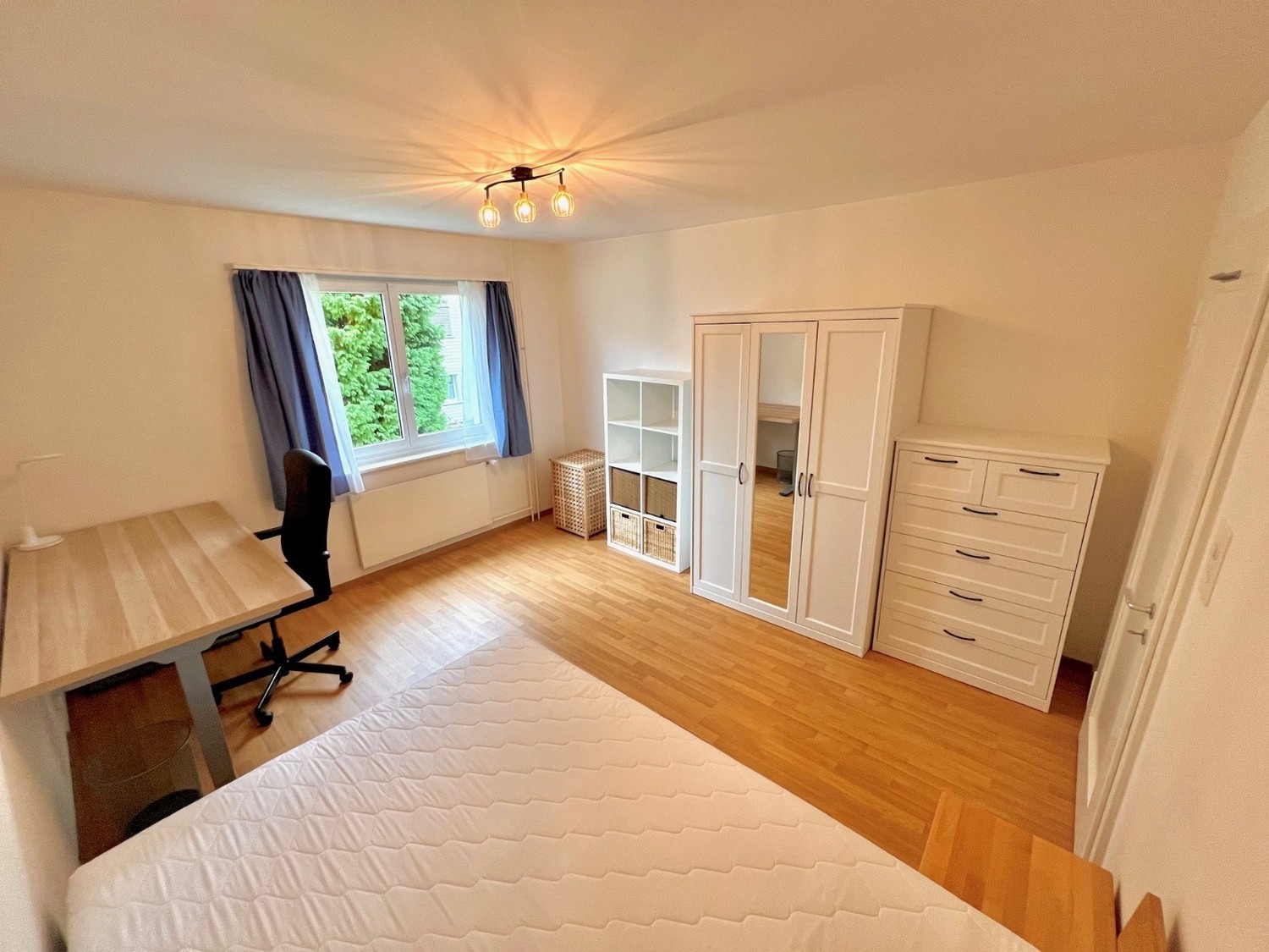 Chambre meublée et chaleureuse à Wallisellen – à seulement 9 minutes de Zürich HB !

Vous recherchez un logement confortable et bien desservi près de Zürich ? Une **chambre entièrement meublée dans un appartement en colocation avec deux colocataires sympathiques** est disponible à **Wallisellen** du
