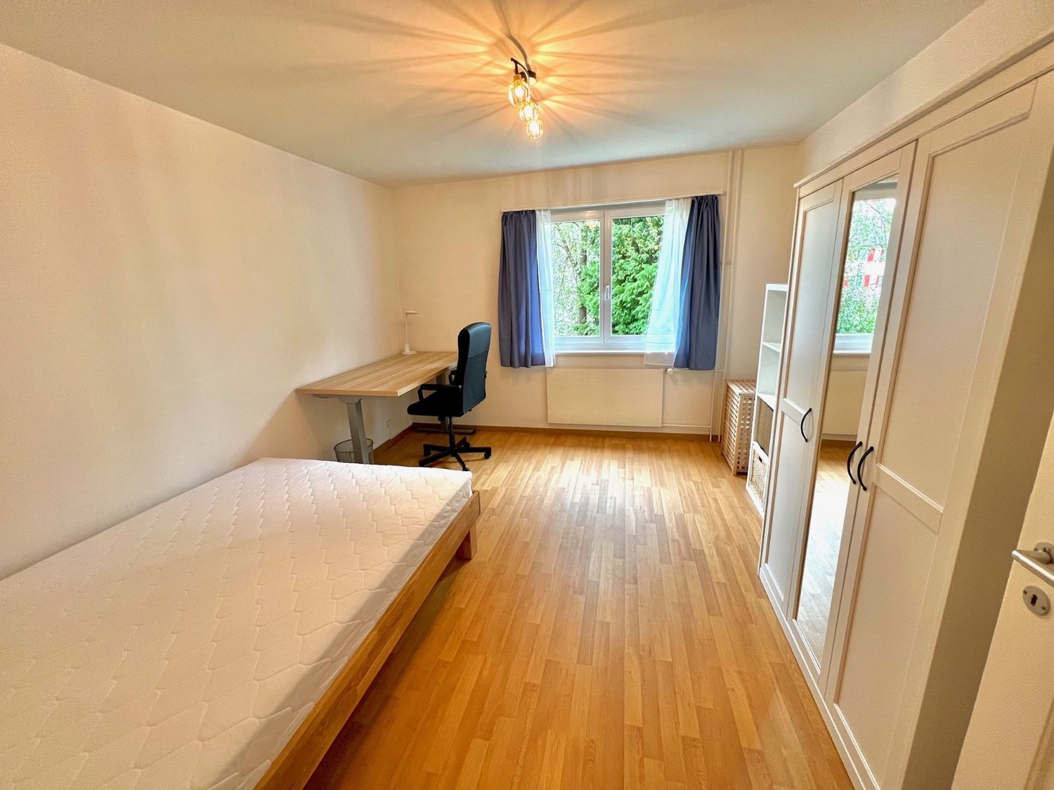 Chambre meublée et chaleureuse à Wallisellen – à seulement 9 minutes de Zürich HB !

Vous recherchez un logement confortable et bien desservi près de Zürich ? Une **chambre entièrement meublée dans un appartement en colocation avec deux colocataires sympathiques** est disponible à **Wallisellen** du
