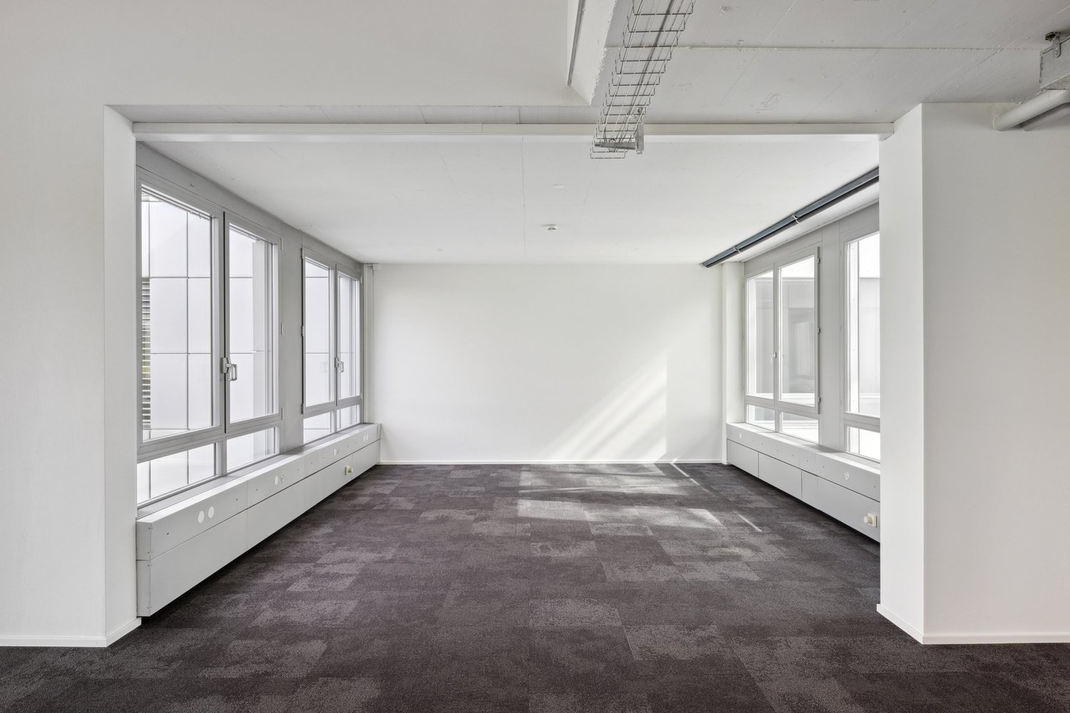 271m² office