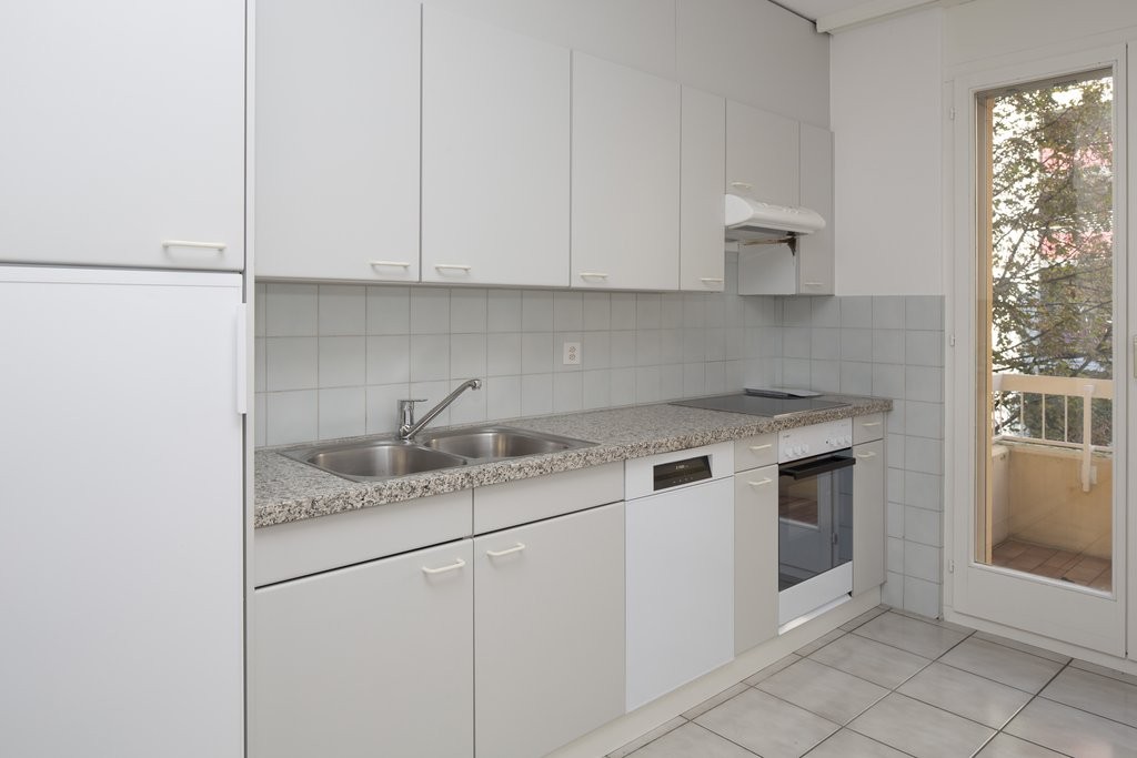 Appartement de 3 ½ pièces

A louer, un lumineux appartement de 3.5 pièces dans un quartier ensoleillé, verdoyant et calme. 

L'appartement est composé comme suit : 

  * salon lumineux avec carrelage blanc et de spacieux armoires murales 

  * cuisine fonctionnelle équipée avec lave-vaisselle 

  * 
