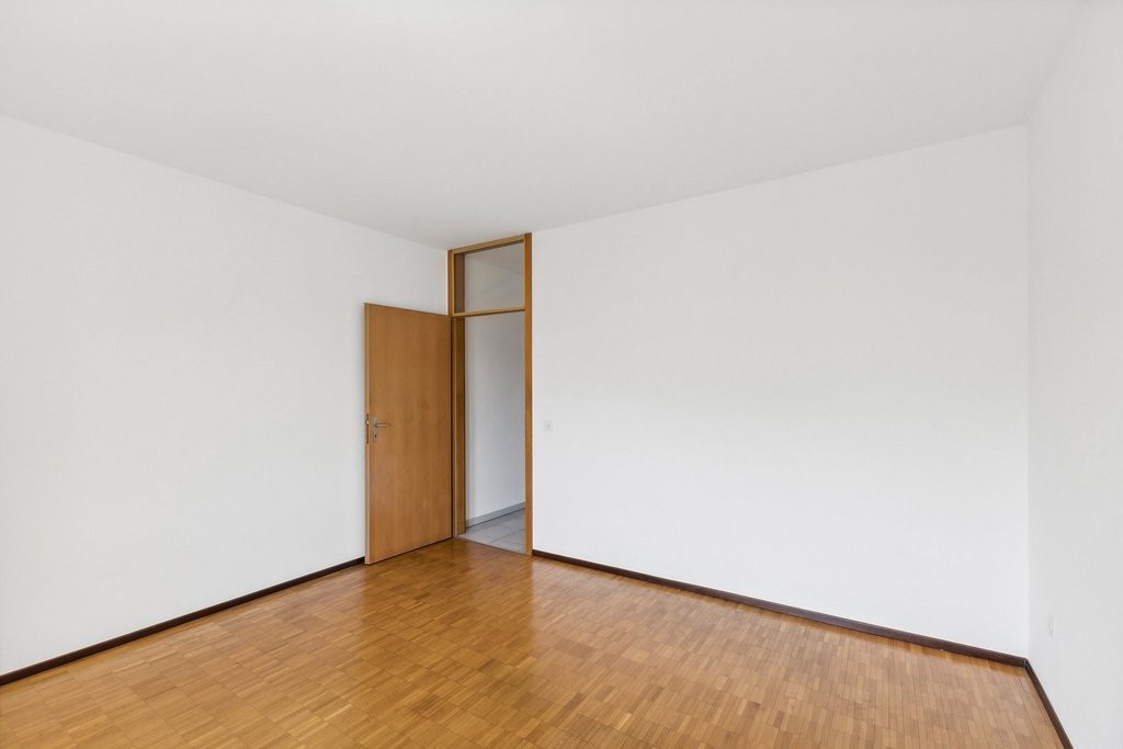 Appartement de 3 ½ pièces

A louer, un lumineux appartement de 3.5 pièces dans un quartier ensoleillé, verdoyant et calme. 

L'appartement est composé comme suit : 

  * salon lumineux avec carrelage blanc et de spacieux armoires murales 

  * cuisine fonctionnelle équipée avec lave-vaisselle 

  * 