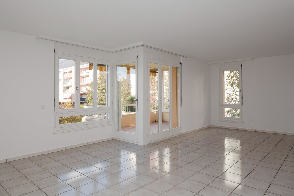 Appartement de 3 ½ pièces

A louer, un lumineux appartement de 3.5 pièces dans un quartier ensoleillé, verdoyant et calme. 

L'appartement est composé comme suit : 

  * salon lumineux avec carrelage blanc et de spacieux armoires murales 

  * cuisine fonctionnelle équipée avec lave-vaisselle 

  * 