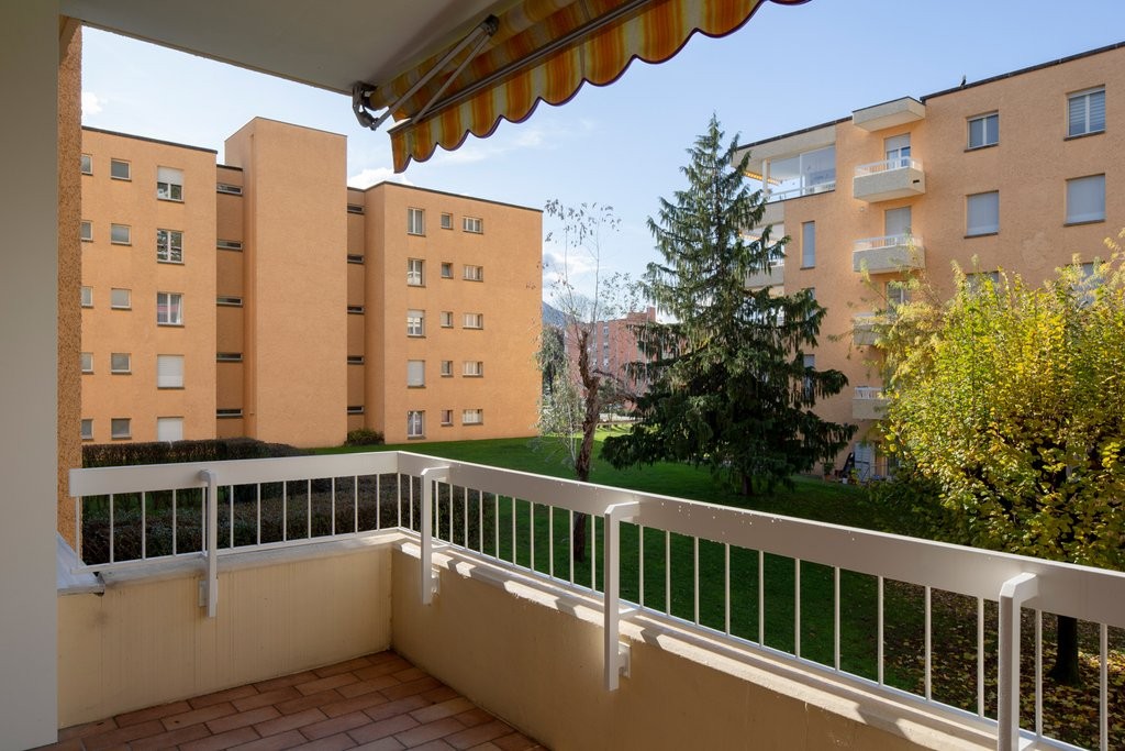 Appartement de 3 ½ pièces

A louer, un lumineux appartement de 3.5 pièces dans un quartier ensoleillé, verdoyant et calme. 

L'appartement est composé comme suit : 

  * salon lumineux avec carrelage blanc et de spacieux armoires murales 

  * cuisine fonctionnelle équipée avec lave-vaisselle 

  * 