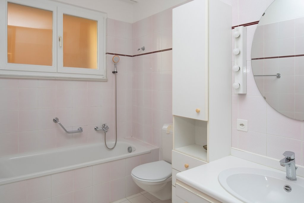 Appartement de 3 ½ pièces

A louer, un lumineux appartement de 3.5 pièces dans un quartier ensoleillé, verdoyant et calme. 

L'appartement est composé comme suit : 

  * salon lumineux avec carrelage blanc et de spacieux armoires murales 

  * cuisine fonctionnelle équipée avec lave-vaisselle 

  * 