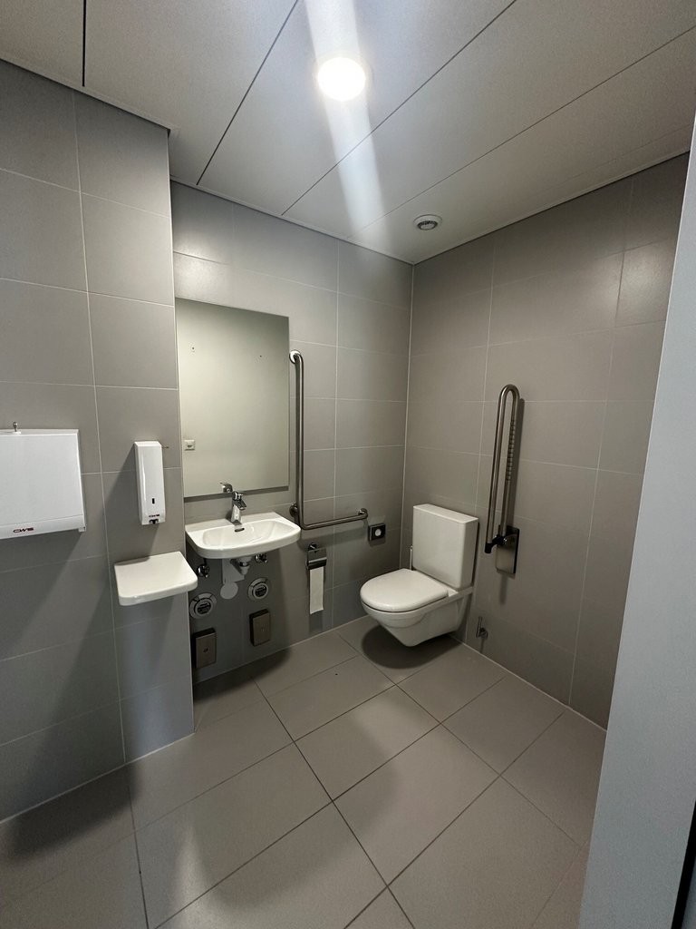 102m² commercial