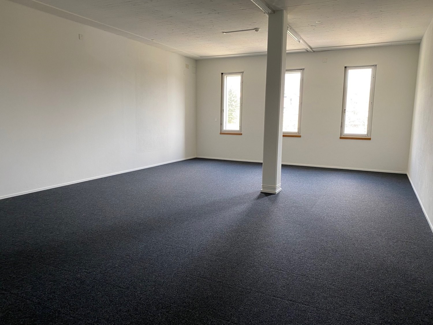 76m² storage room