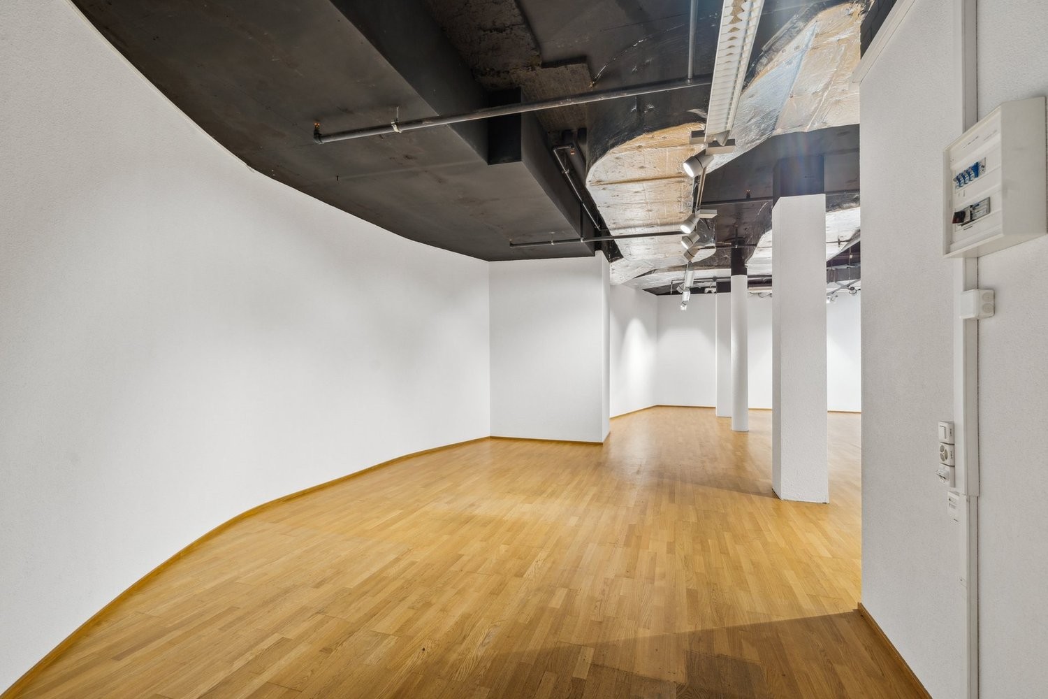 99m² shop