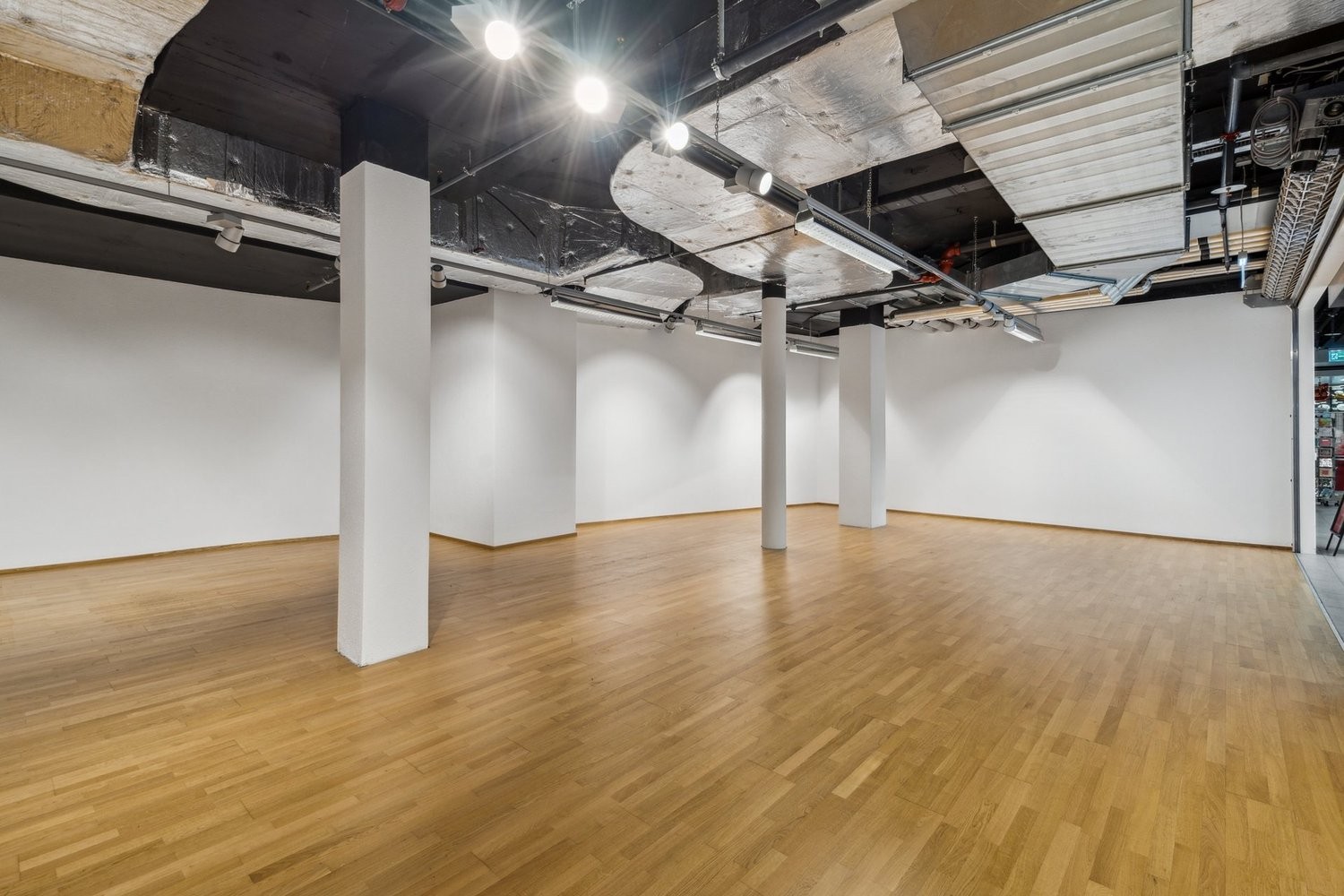 99m² shop