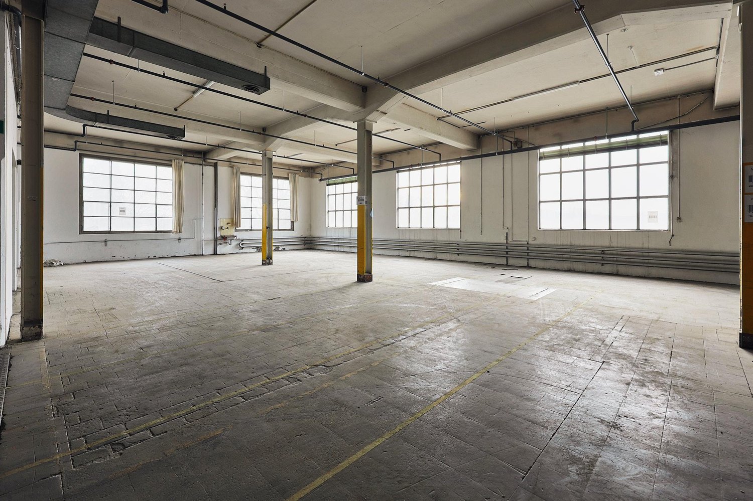 584m² commercial