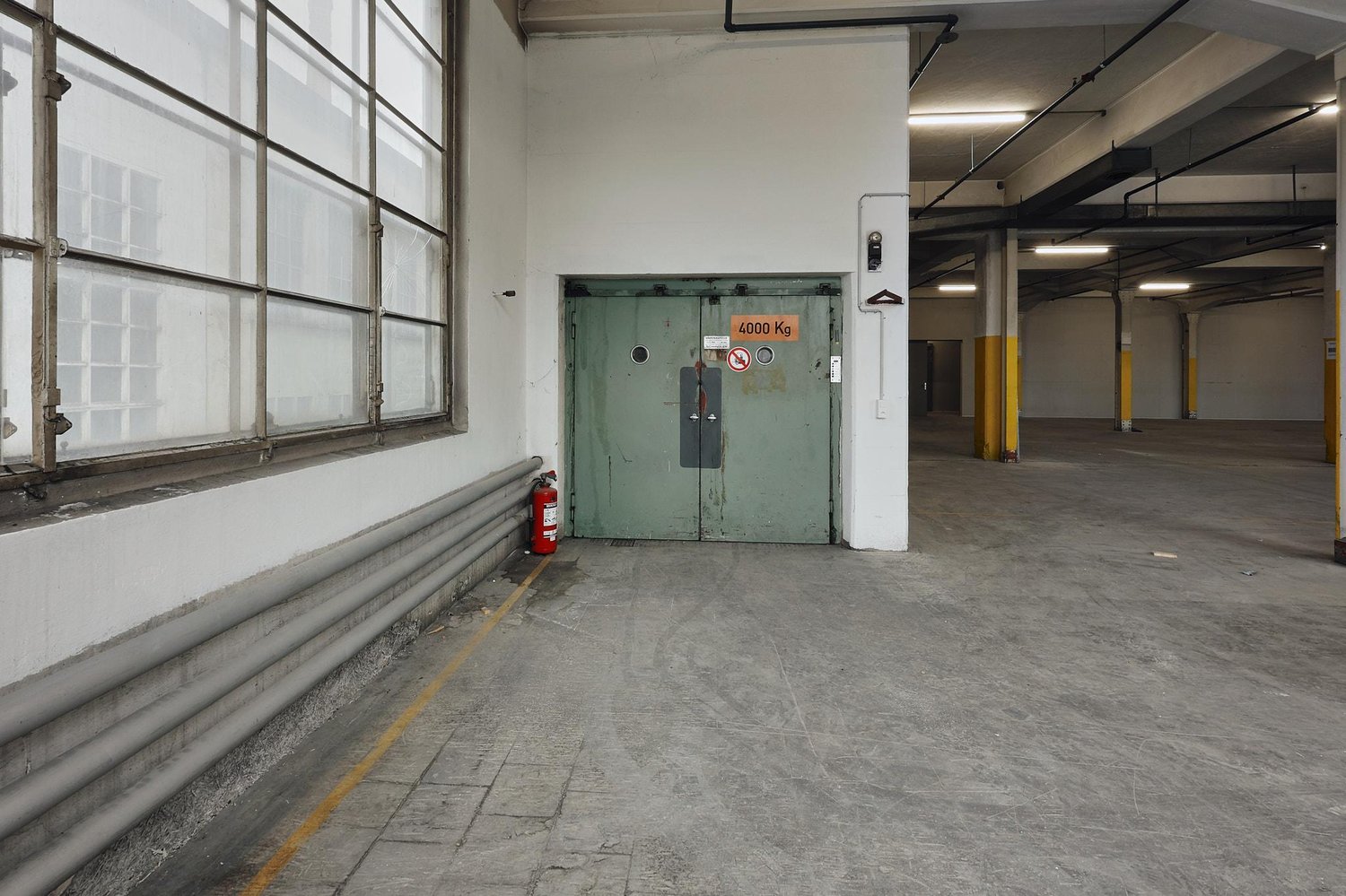 584m² commercial