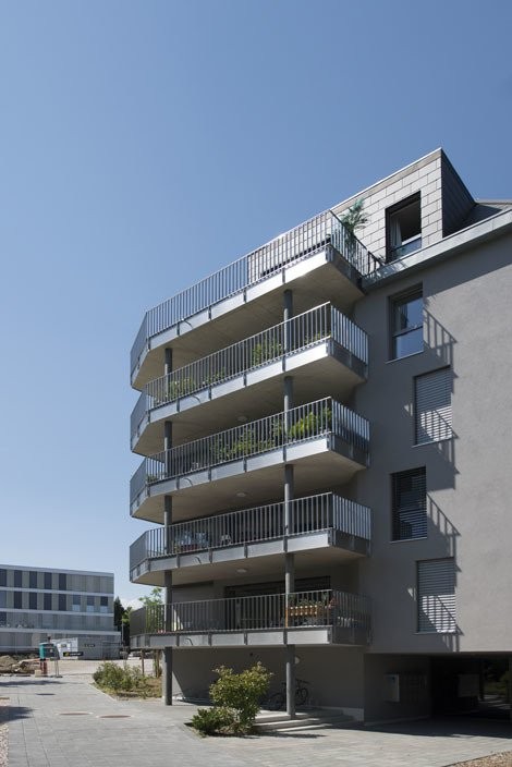 Covered bike parking

Parking space for motorcycle/scooter located in a common underground parking garage.   
  
Link to register via Flatfox: [ https://flatfox.ch/fr/listing/1465135/submit/ ](https://flatfox.ch/fr/listing/1465135/submit/)   
  
**For any additional information about this property o