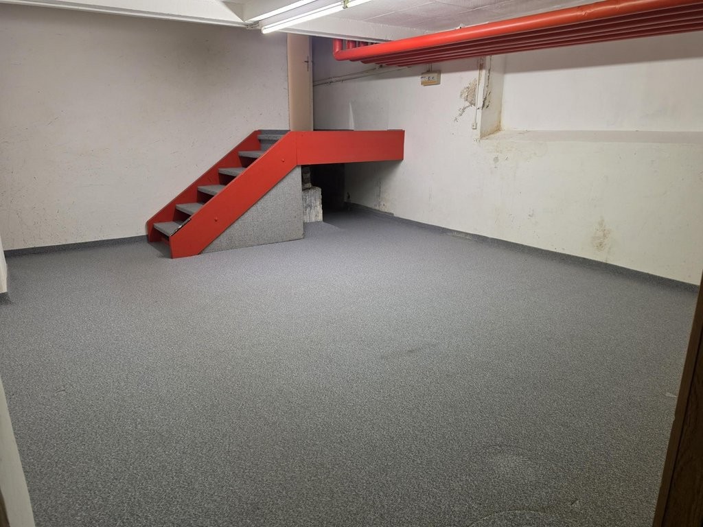 156m² shop