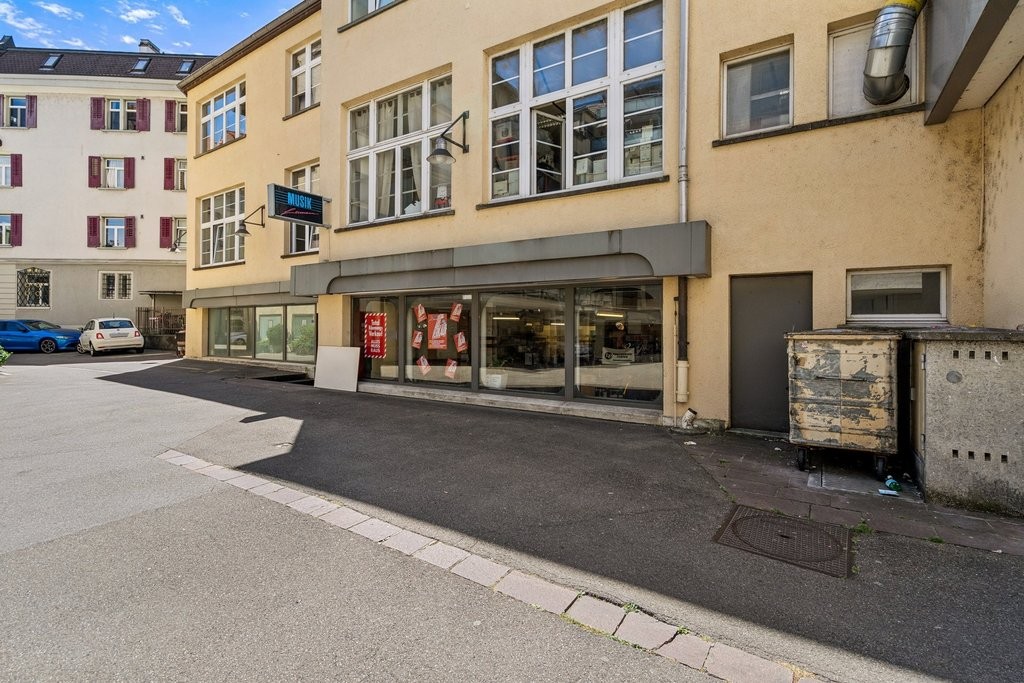 156m² shop