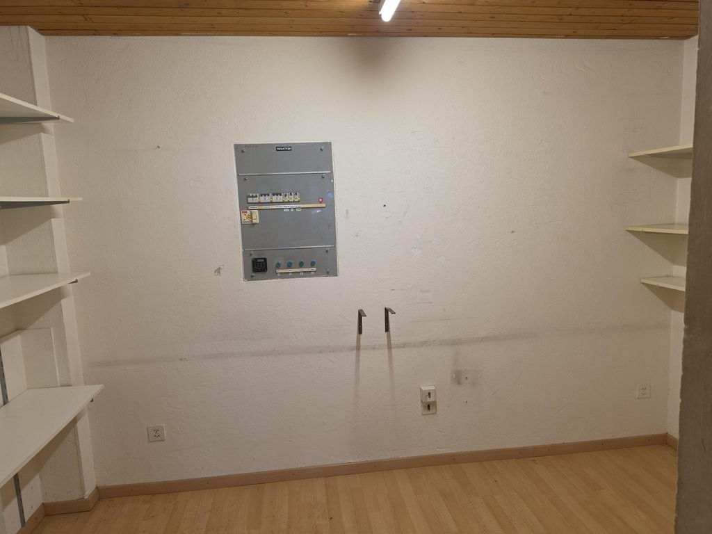 156m² shop