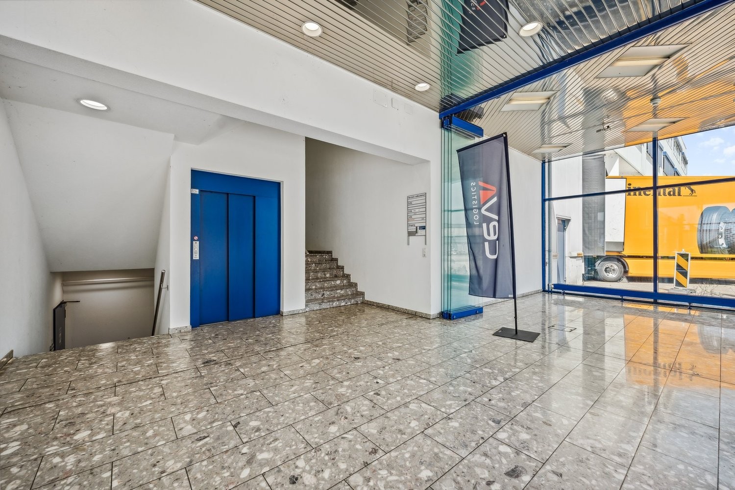 815m² office
