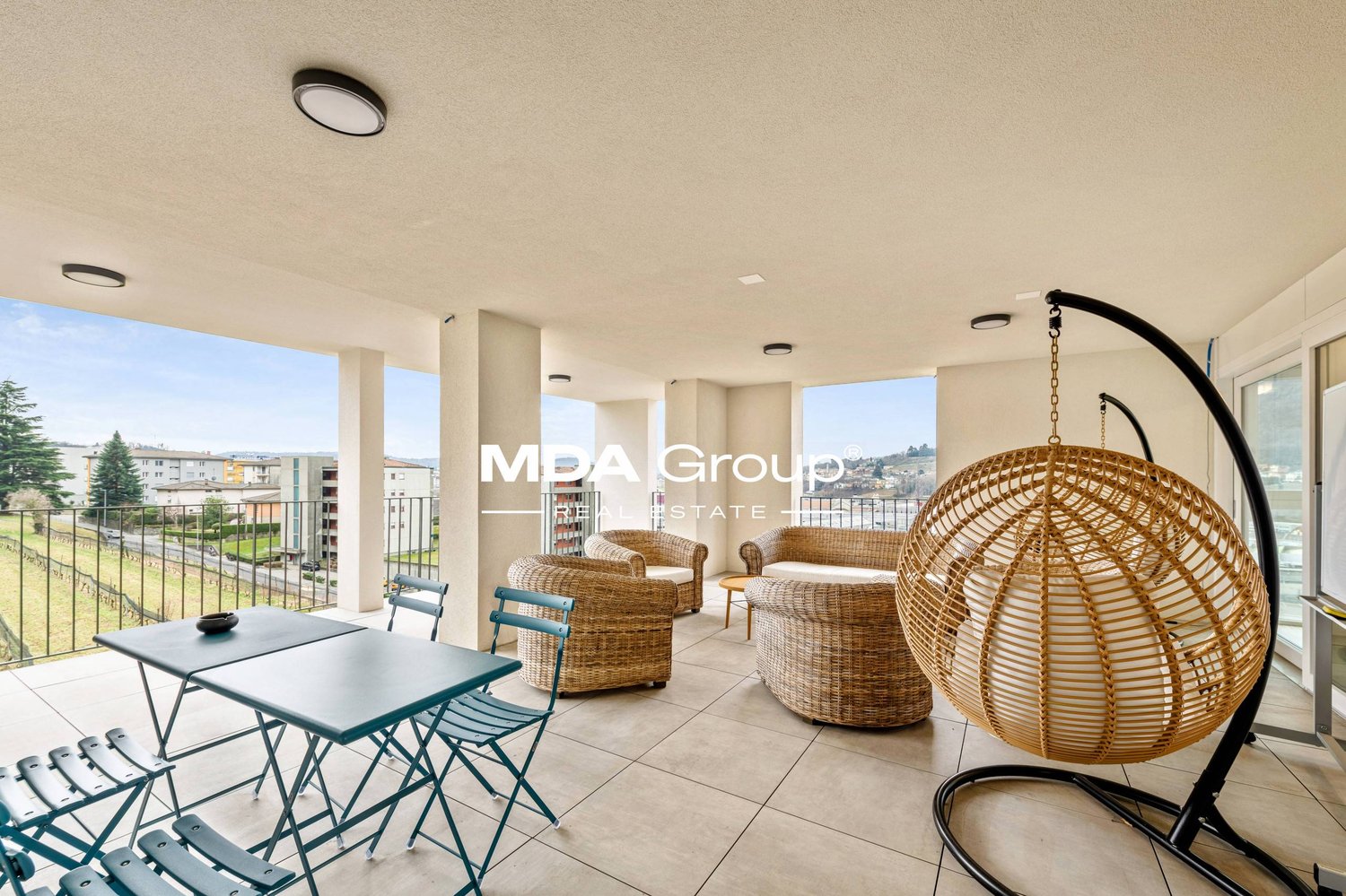 890m² office