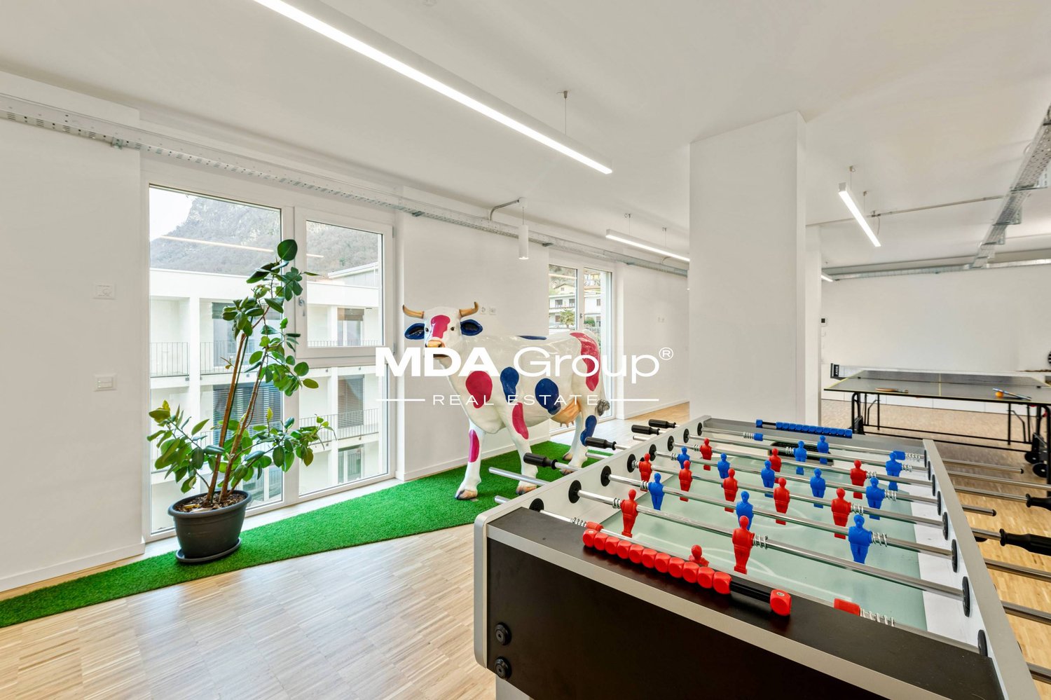 890m² office