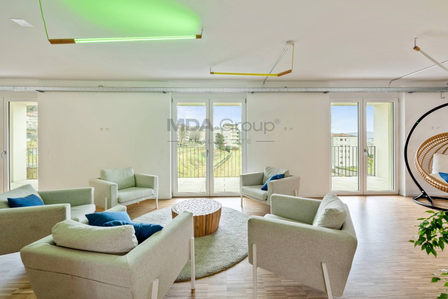 890m² office