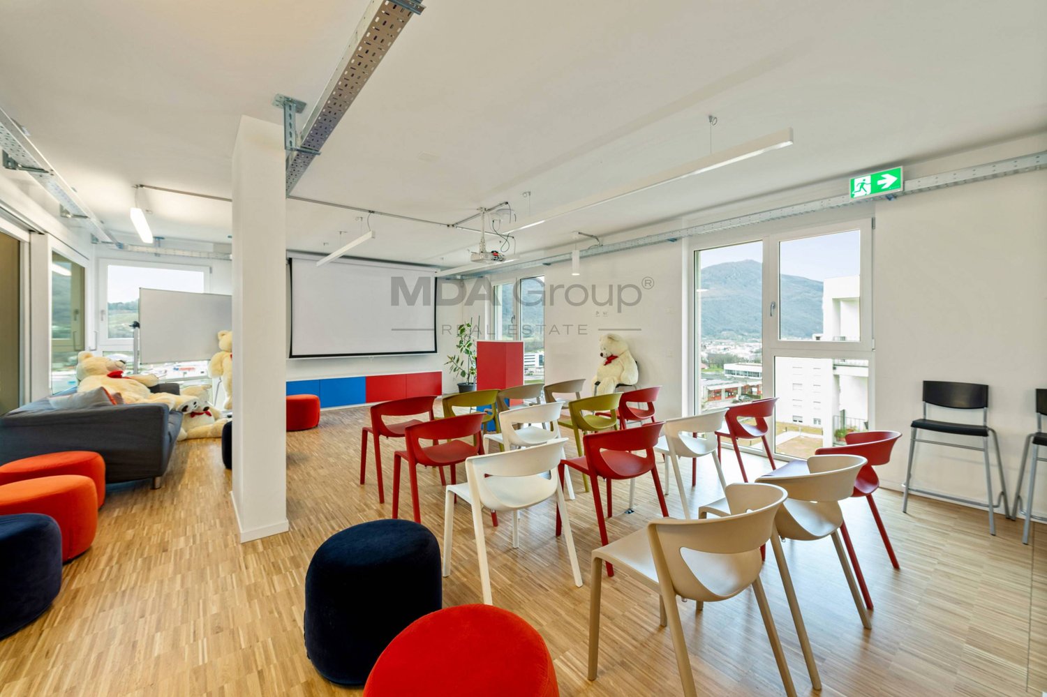 890m² office