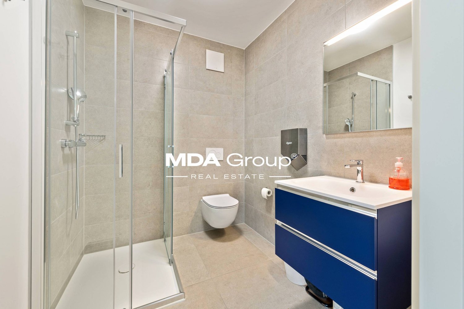 890m² office
