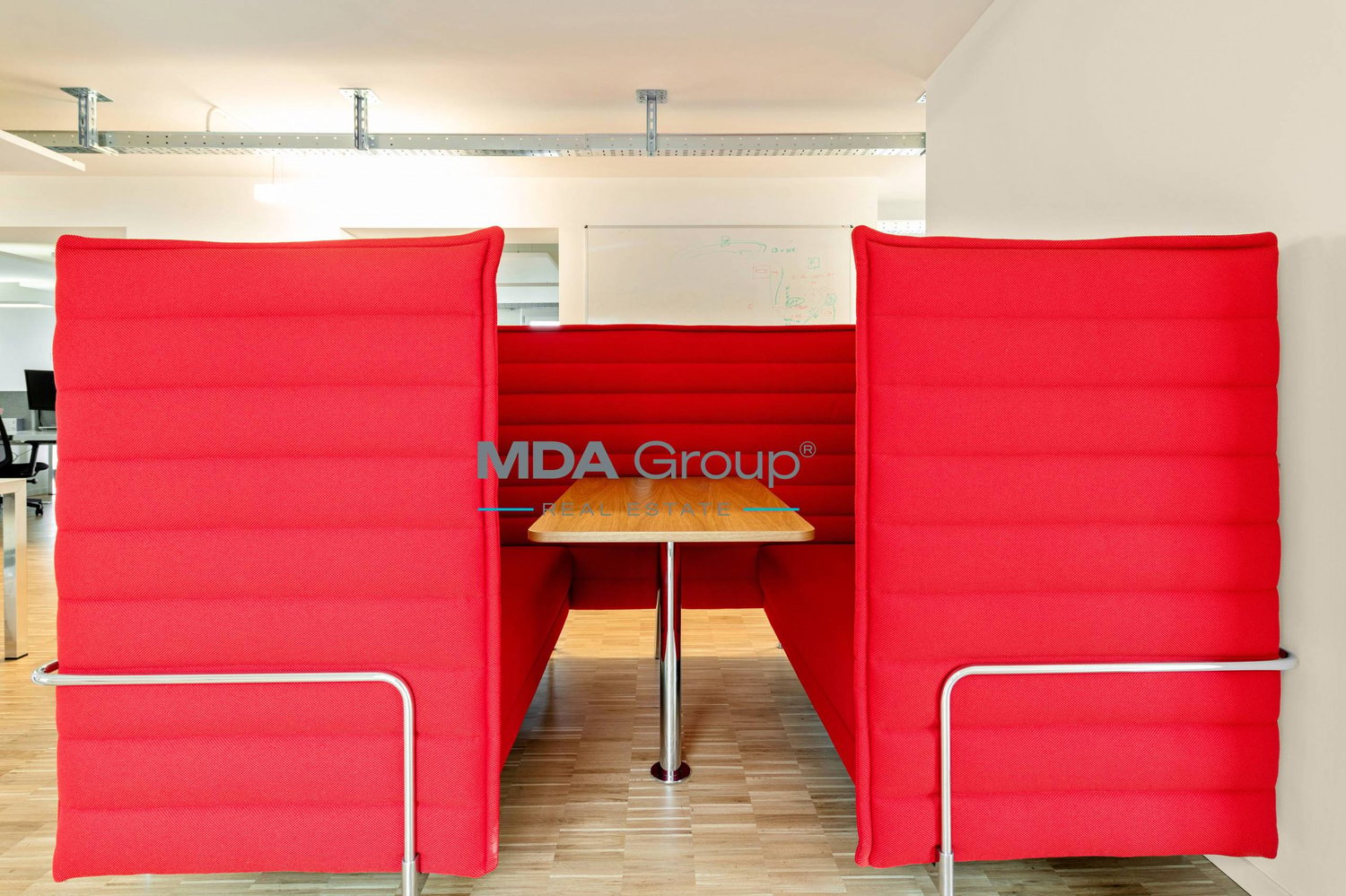 890m² office