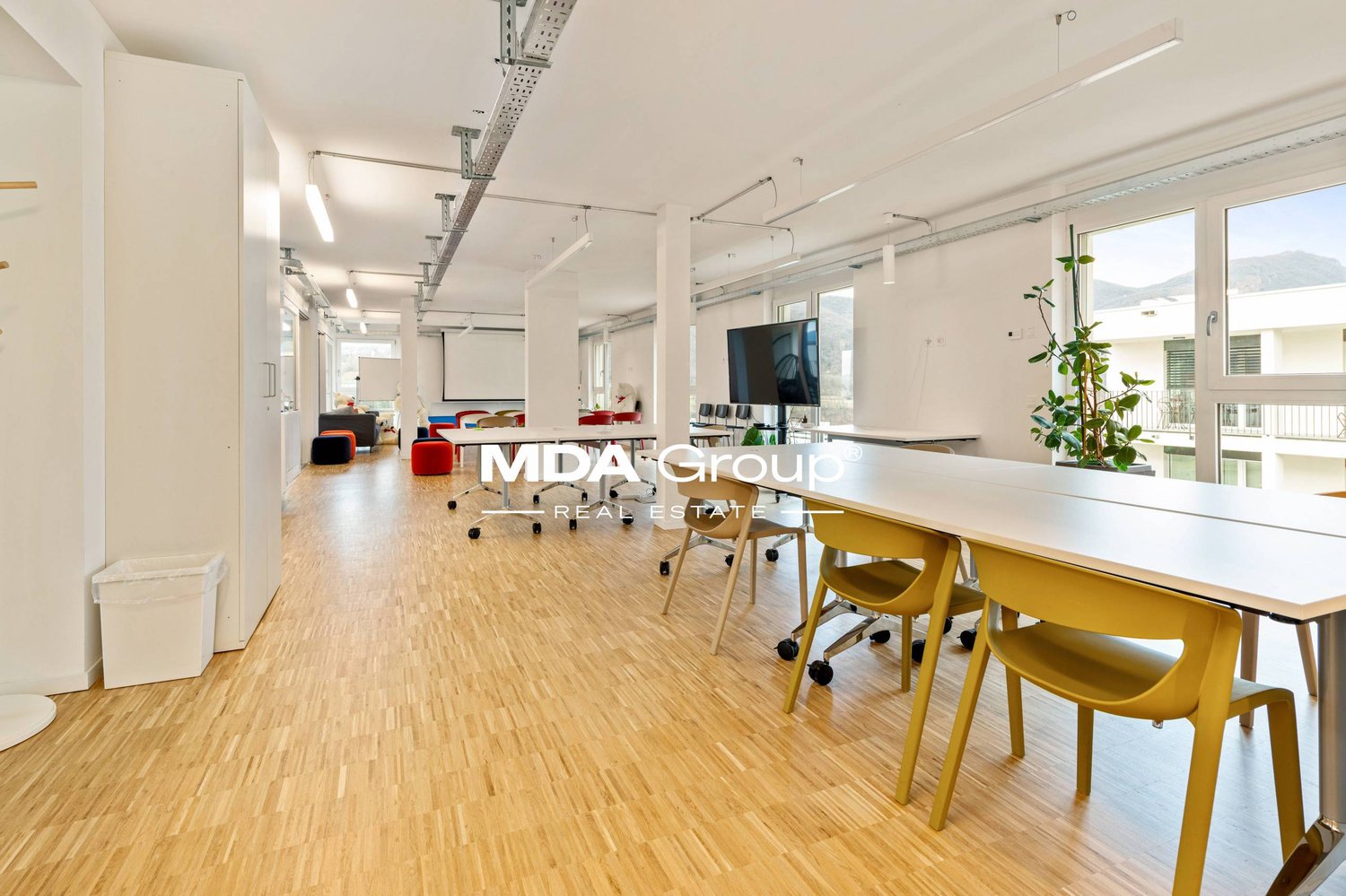 890m² office