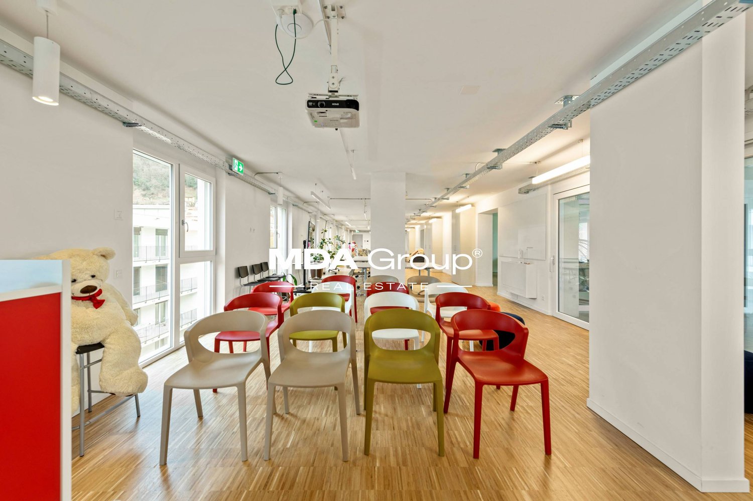 890m² office