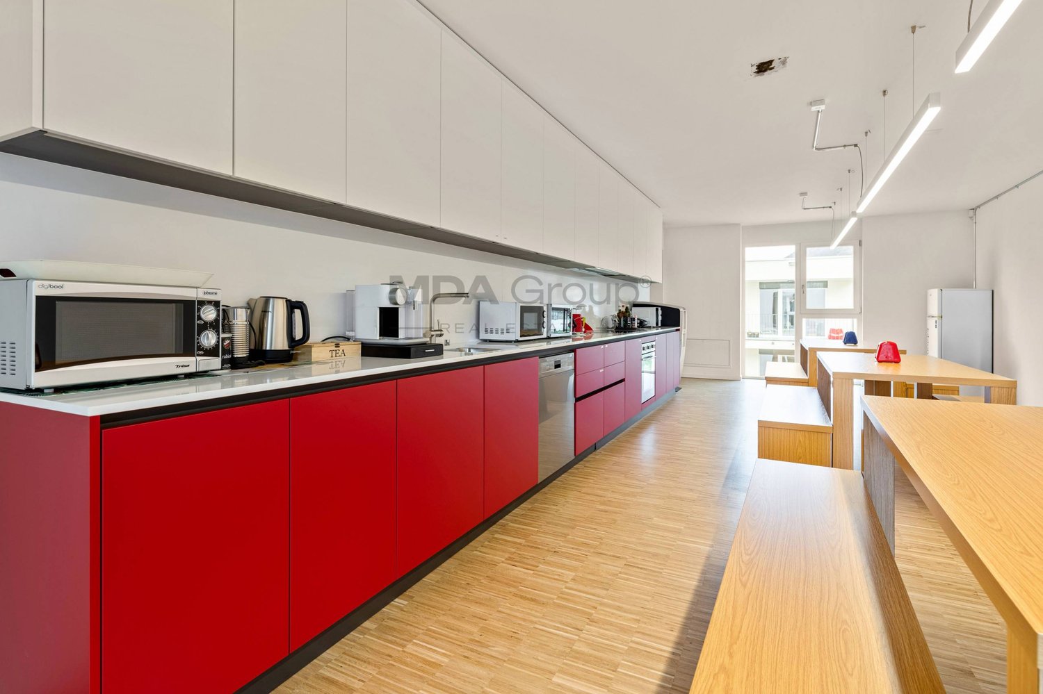 890m² office