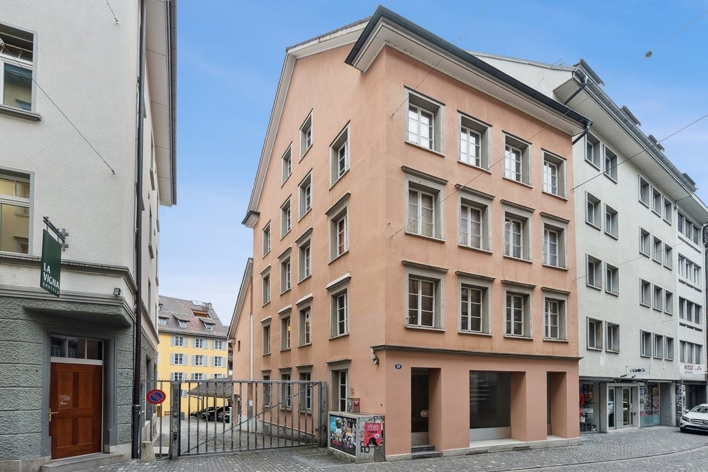 107m² shop
