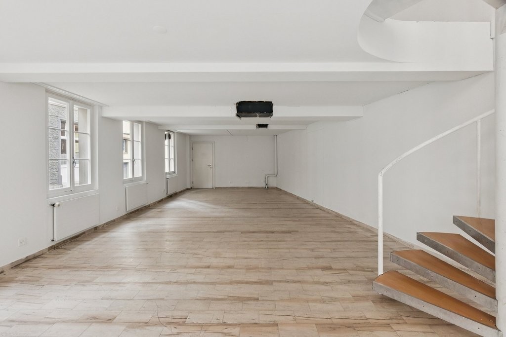 107m² shop