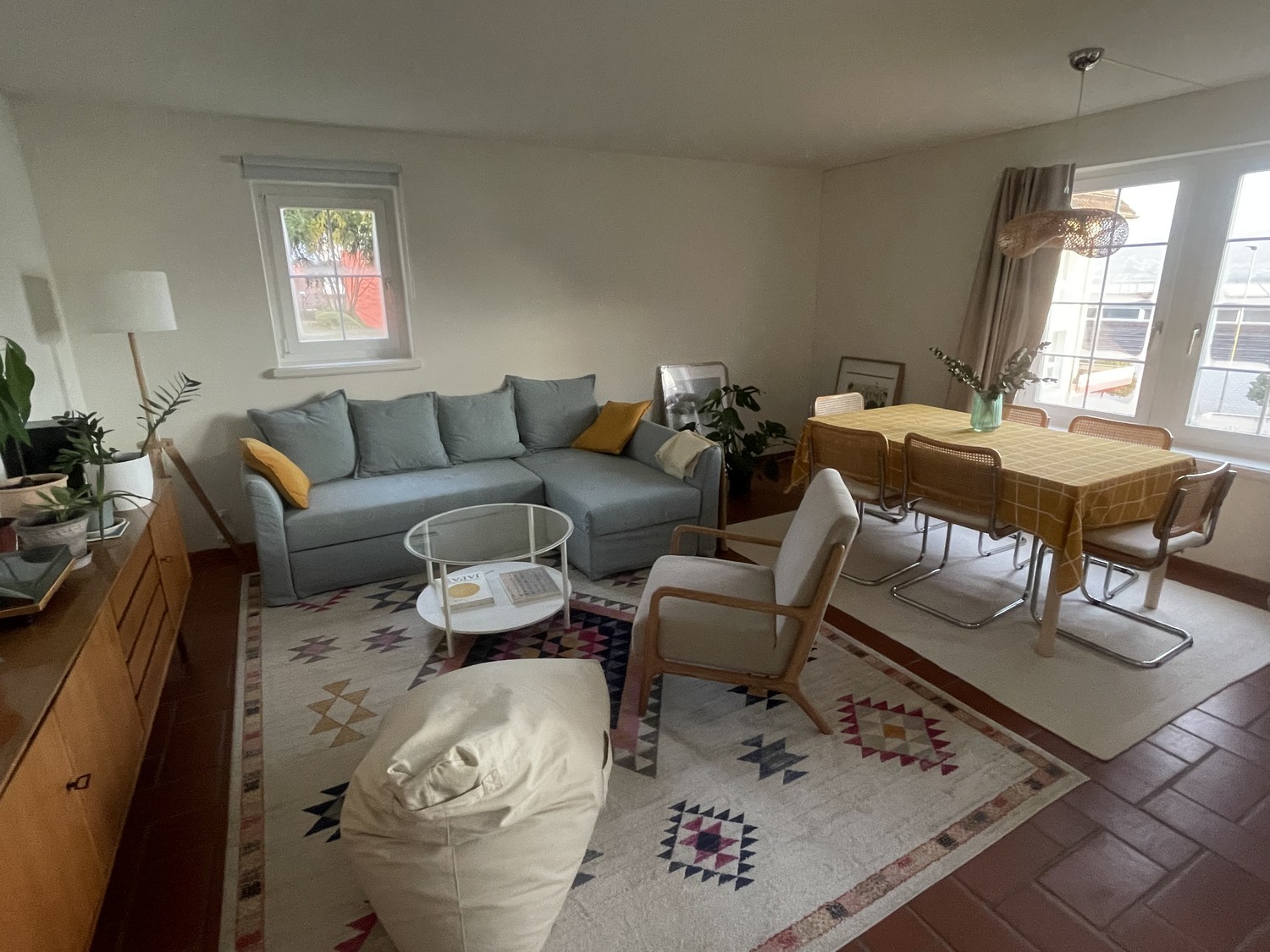 Appartamento di 2 ½ locali","description":"Accogliente appartamento open-space a Thalwil, disponibile TEMPORANEAMENTE tra il 04.09.2026 e il 28.09.2026. 
Le date esatte possono essere discusse (e il prezzo dell'affitto proporzionato). 
 
7 minuti dalla stazione ferroviaria di Thalwil, 10 minuti dall