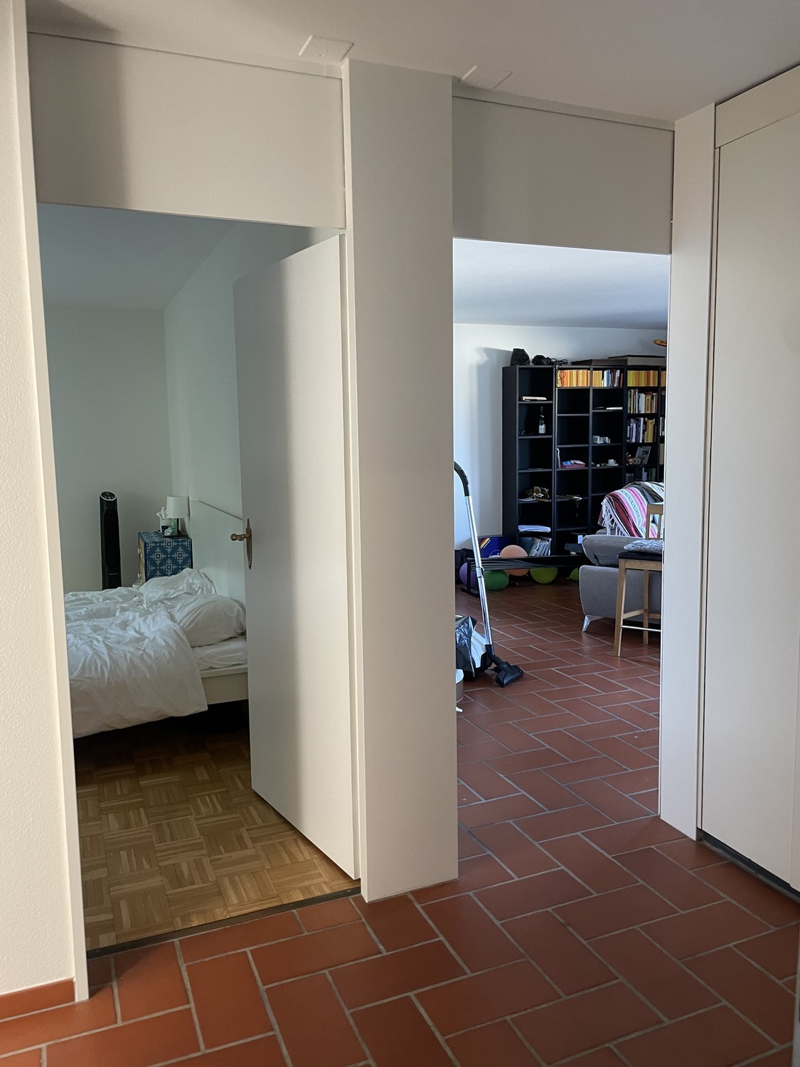 Appartamento di 2 ½ locali","description":"Accogliente appartamento open-space a Thalwil, disponibile TEMPORANEAMENTE tra il 04.09.2026 e il 28.09.2026. 
Le date esatte possono essere discusse (e il prezzo dell'affitto proporzionato). 
 
7 minuti dalla stazione ferroviaria di Thalwil, 10 minuti dall