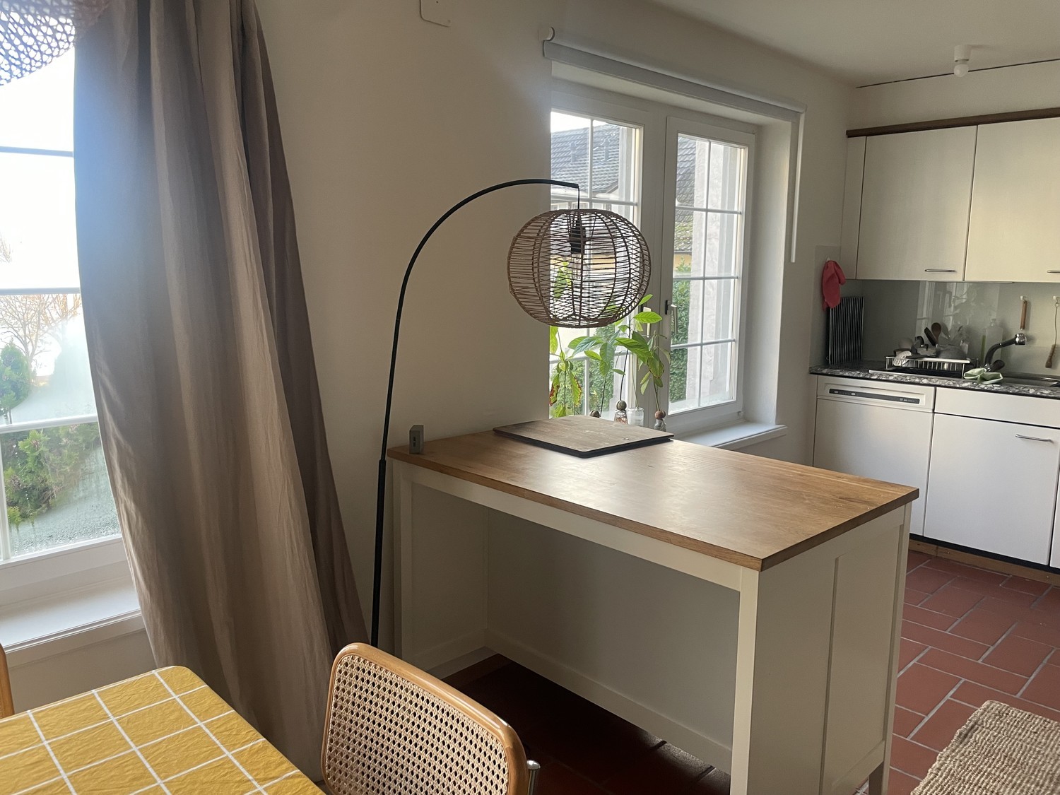 Appartamento di 2 ½ locali","description":"Accogliente appartamento open-space a Thalwil, disponibile TEMPORANEAMENTE tra il 04.09.2026 e il 28.09.2026. 
Le date esatte possono essere discusse (e il prezzo dell'affitto proporzionato). 
 
7 minuti dalla stazione ferroviaria di Thalwil, 10 minuti dall