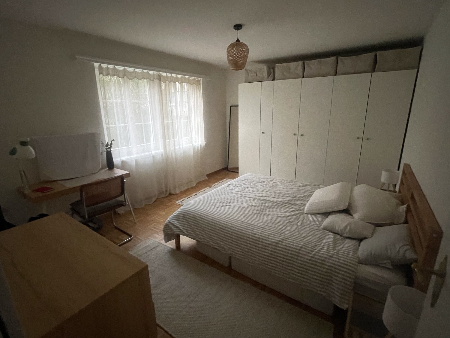 Appartamento di 2 ½ locali","description":"Accogliente appartamento open-space a Thalwil, disponibile TEMPORANEAMENTE tra il 04.09.2026 e il 28.09.2026. 
Le date esatte possono essere discusse (e il prezzo dell'affitto proporzionato). 
 
7 minuti dalla stazione ferroviaria di Thalwil, 10 minuti dall