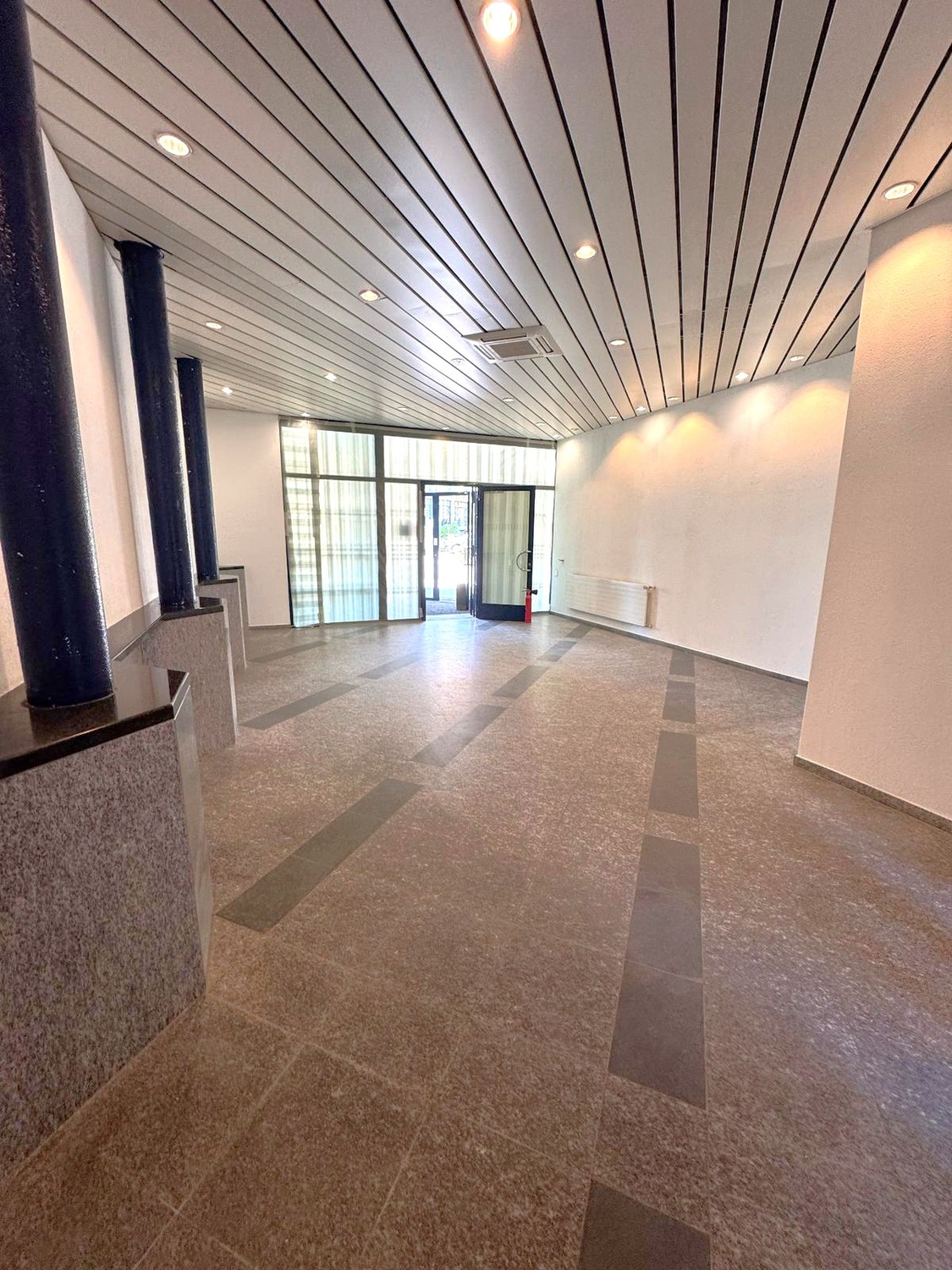 70m² commercial