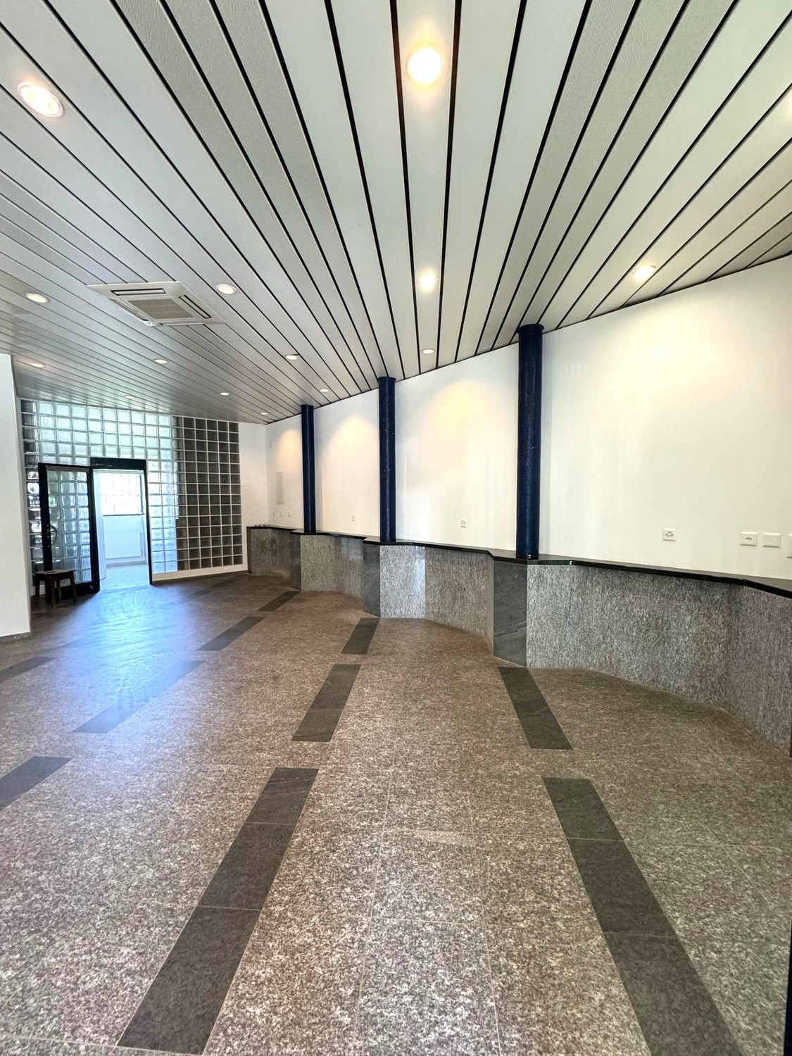 70m² commercial