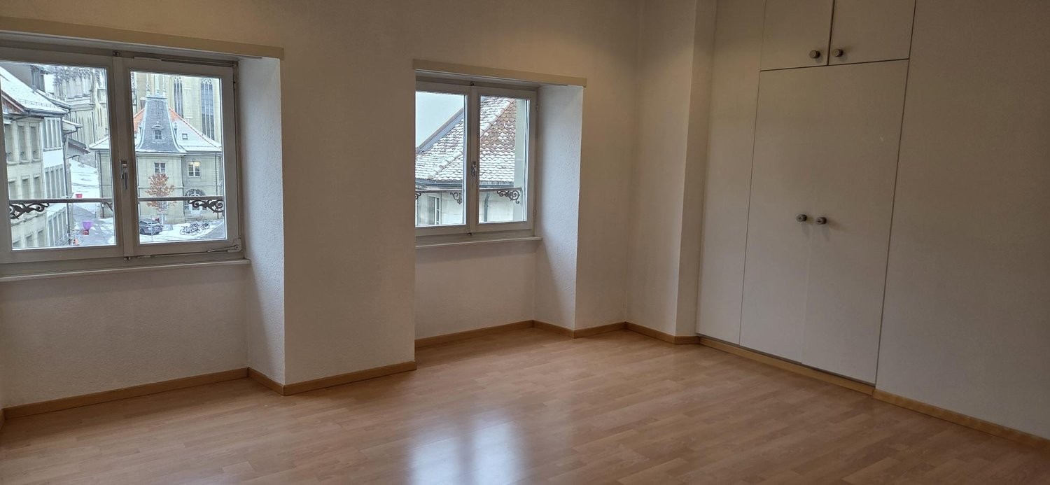 100m² office