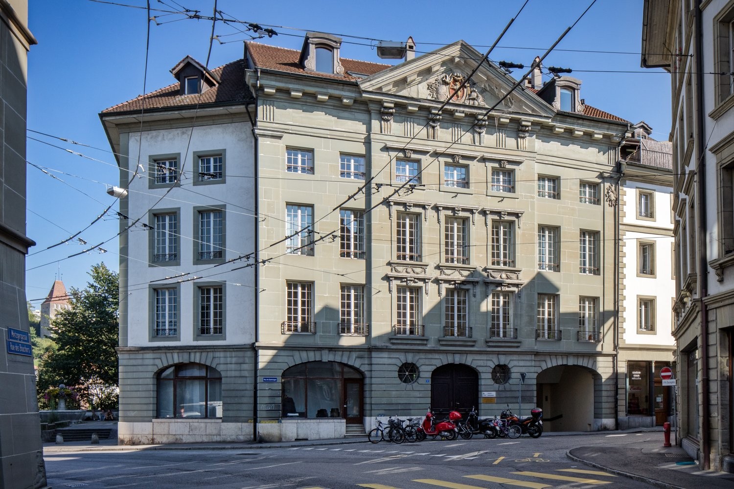 100m² office
