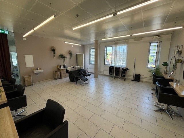 154m² shop