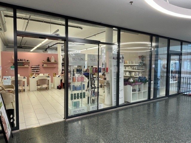 154m² shop