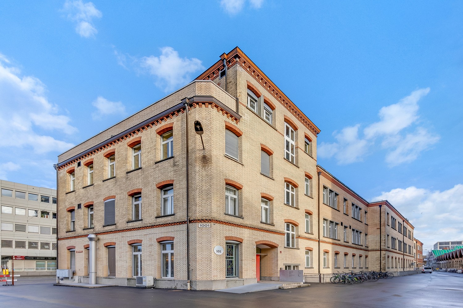 239m² office