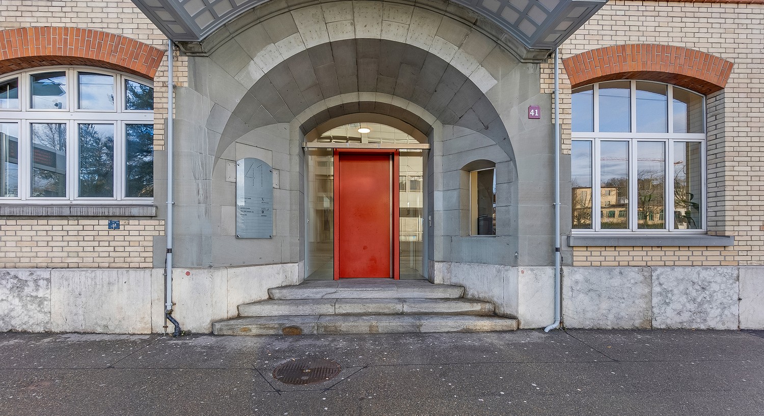 239m² office