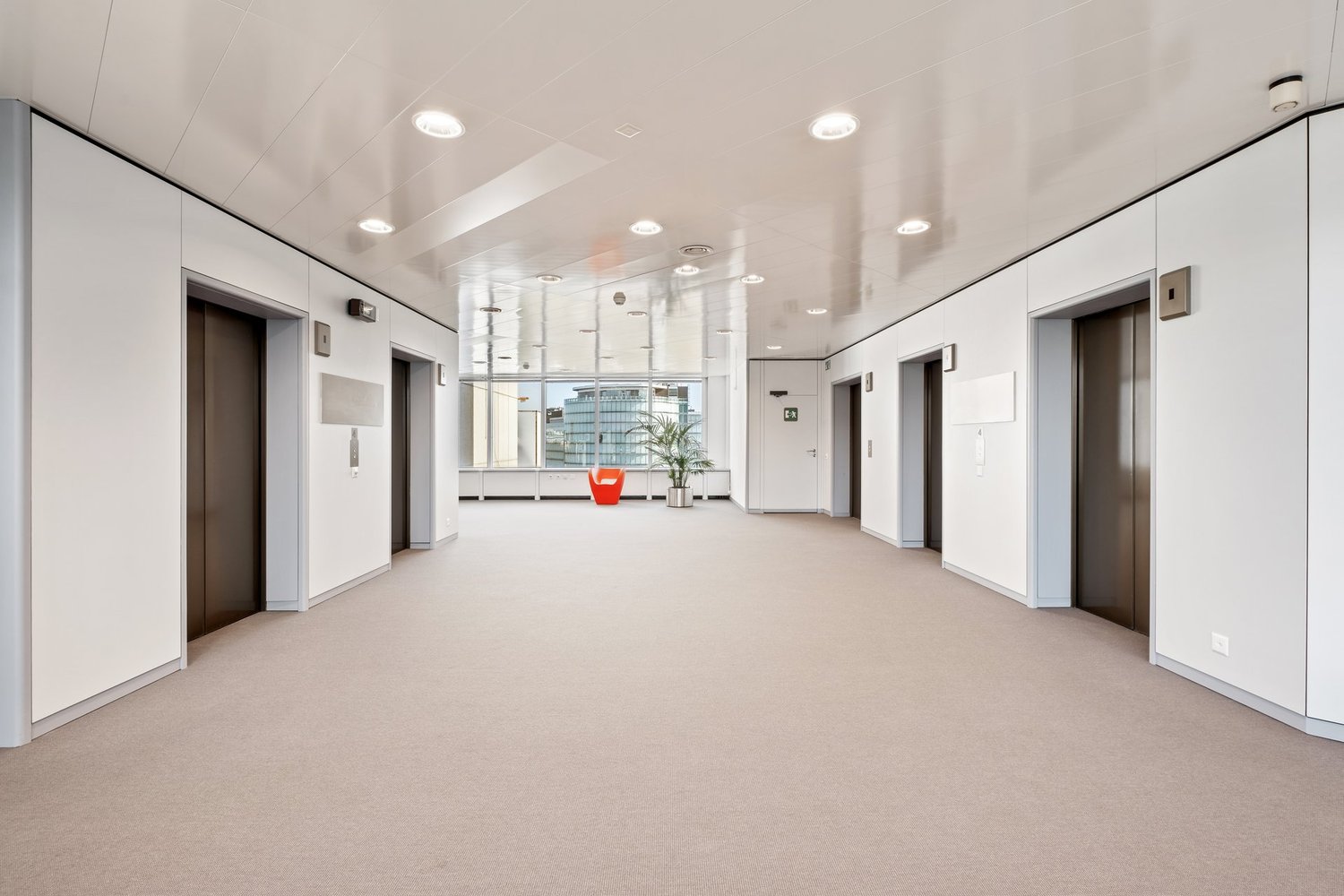 640m² office