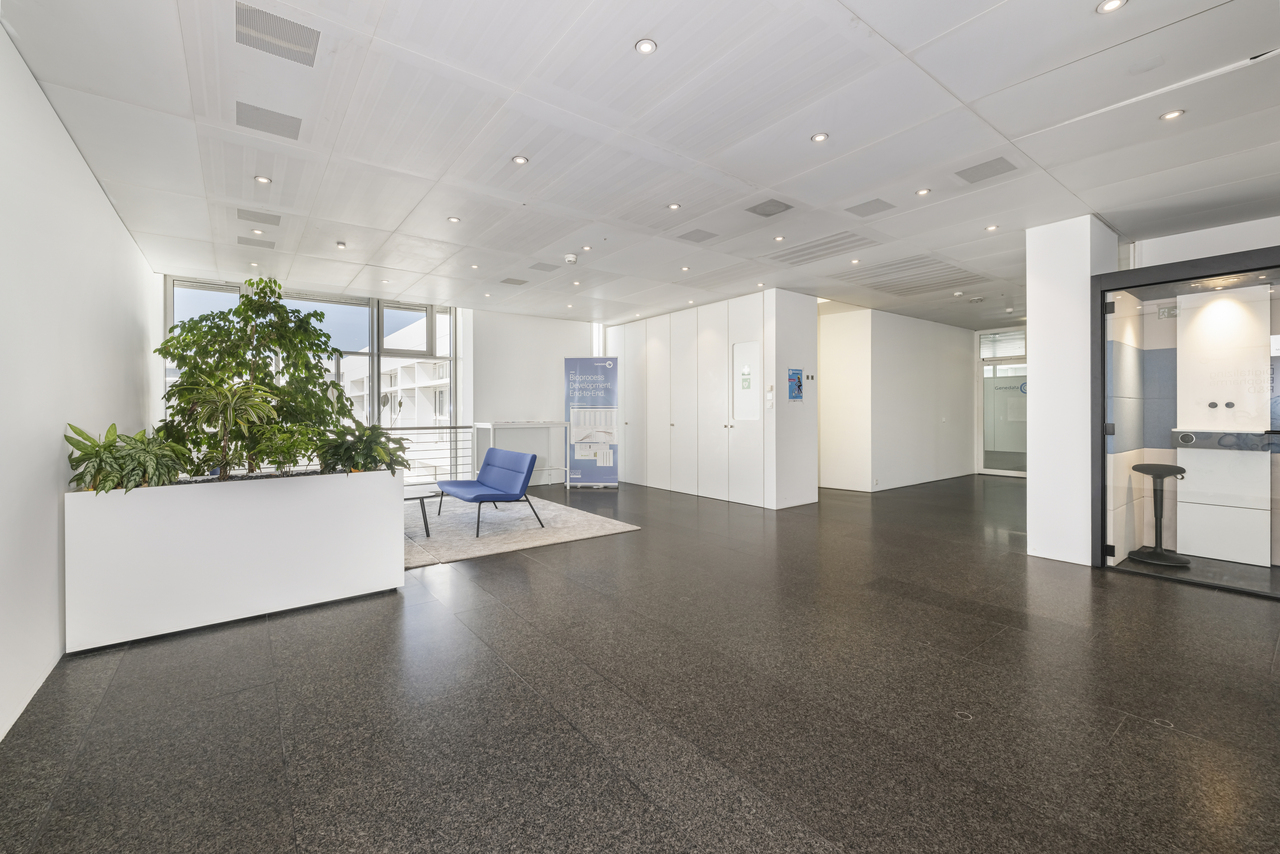 1412m² office